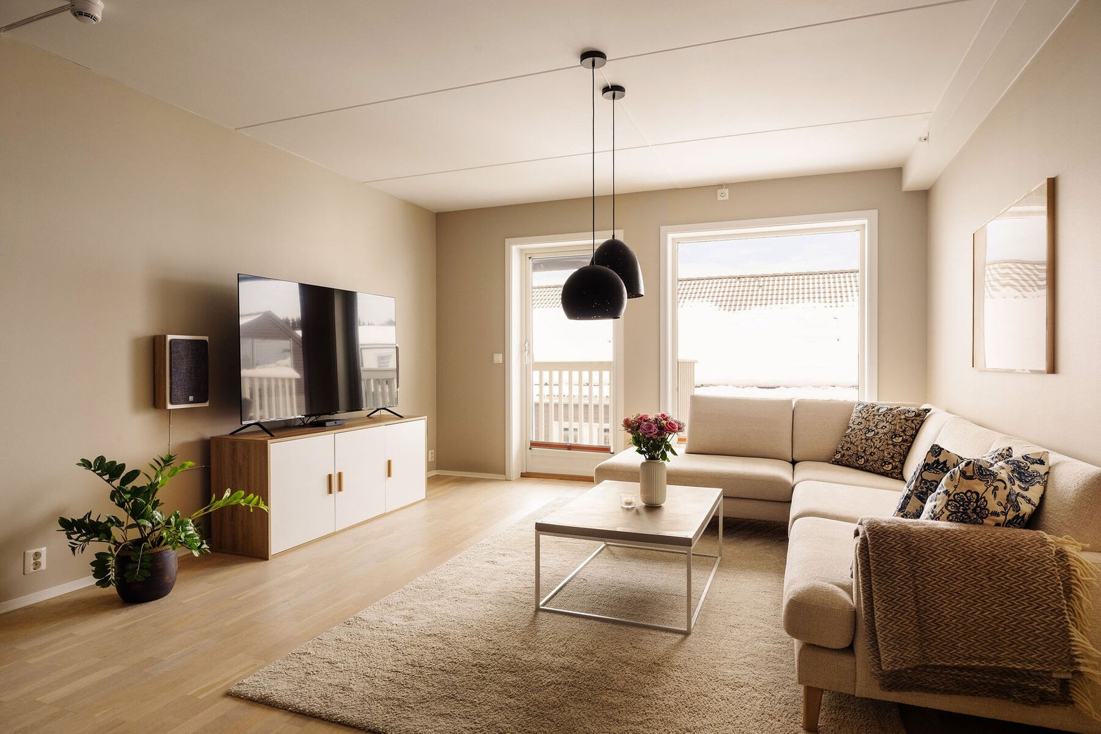 Den gode planløsningen gir rikelig med plass til både romslig sofagruppe, spiseplass og øvrig møblement, og gir deg frihet til å innrede etter egen stil og behov. Galleribilde