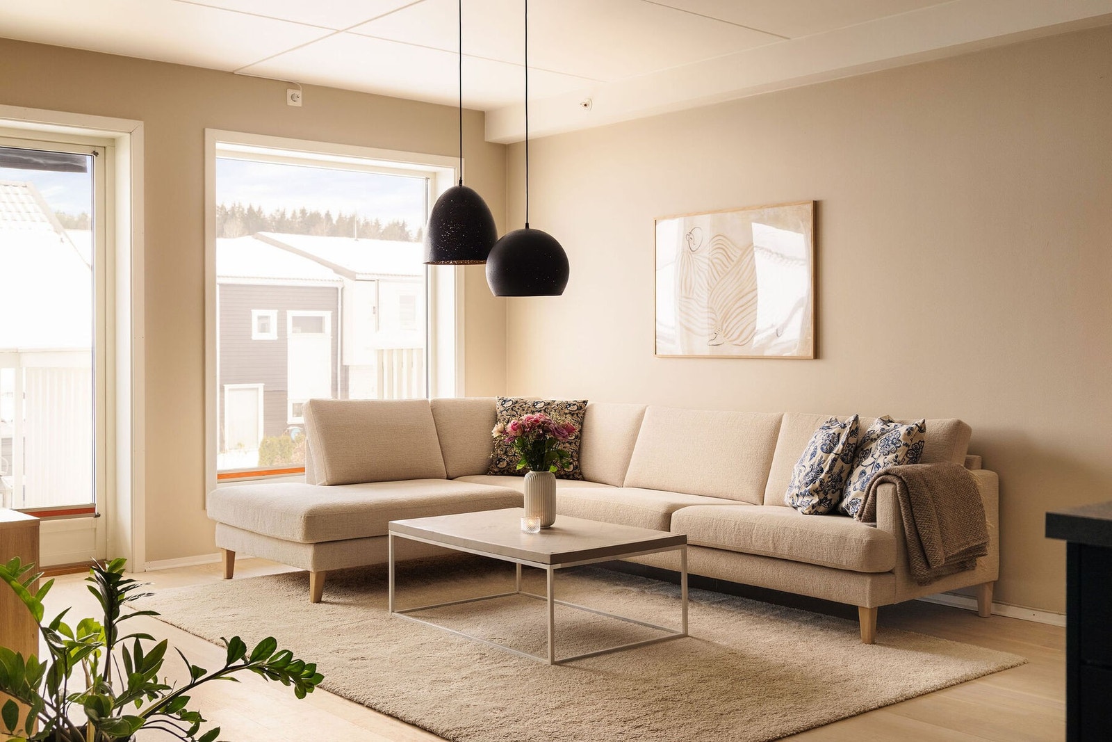 Den åpne løsningen mellom stue og kjøkken skaper et lyst, luftig og sosialt oppholdsrom som inviterer til både hverdagsliv og hyggelige stunder. Galleribilde