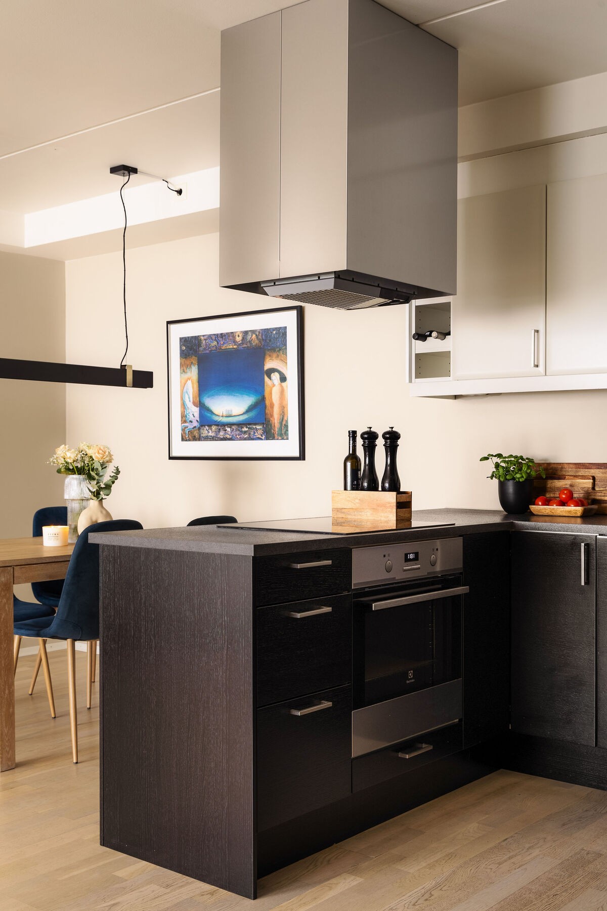 Sigdal kjøkkeninnredning fra 2017 med slette fronter og et tidløst uttrykk som passer de fleste stiler. Galleribilde