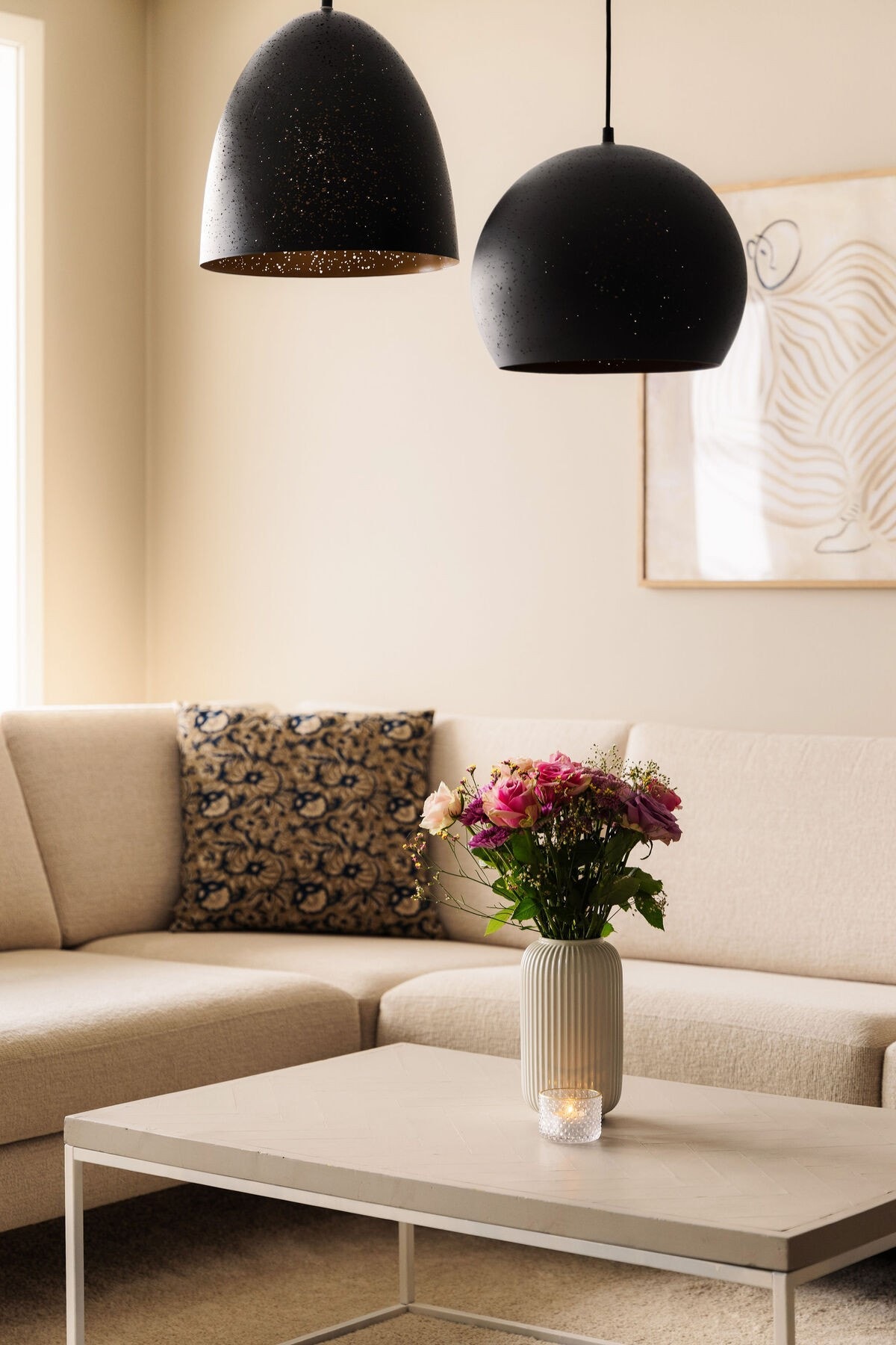 Her er det enkelt å samle familie og venner, samtidig som rommet fungerer perfekt til rolige kvelder med film, bok eller en kopp te i sofaen. Galleribilde