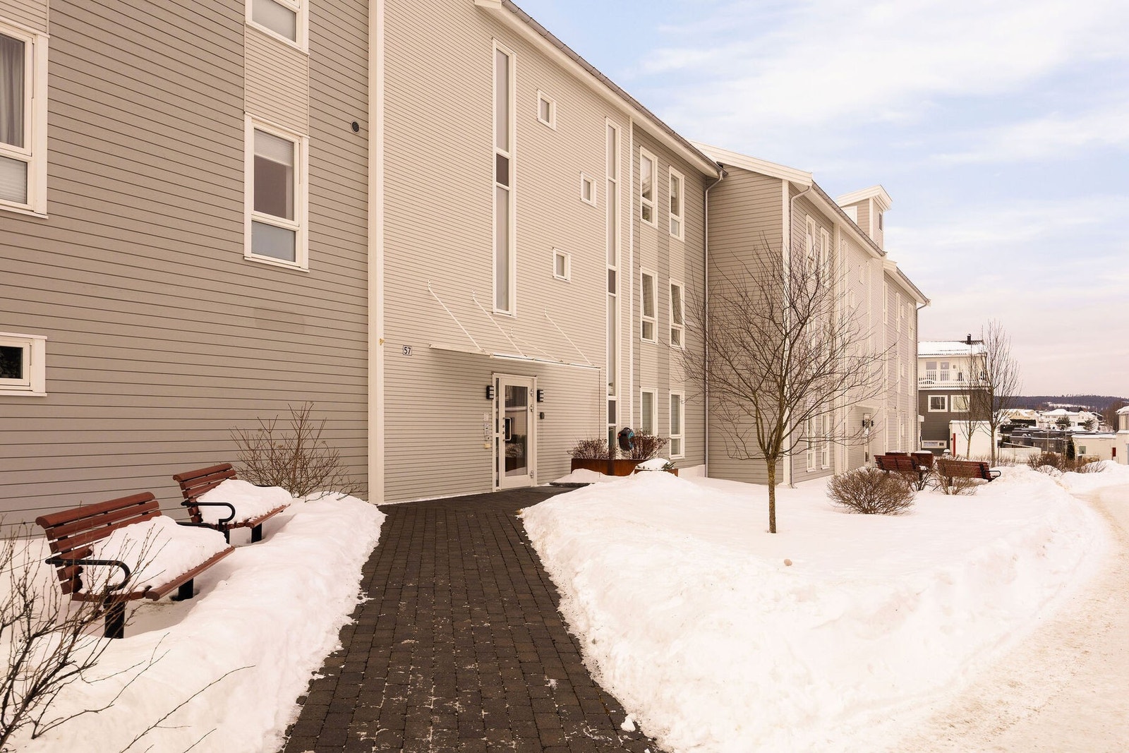 Fellesområder er pent opparbeidet med asfalterte internveier, plenarealer og diverse beplantning. Galleribilde