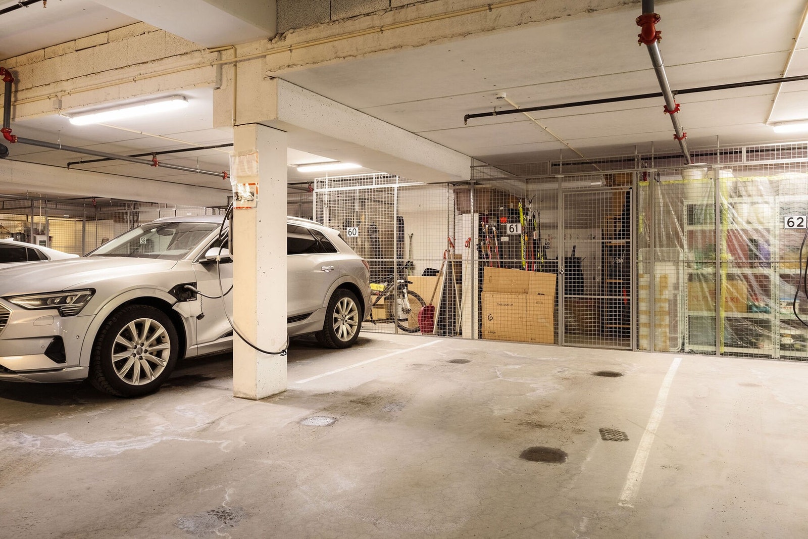 Det medfølger en parkeringsplass (nr. 61) i felles garasjekjeller. Galleribilde