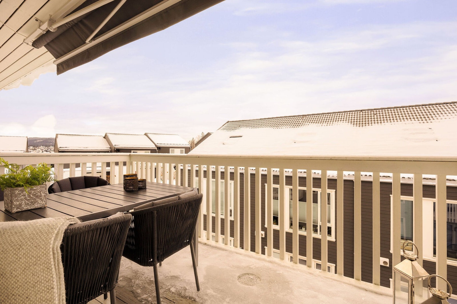 En stilren og attraktiv leilighet med god beliggenhet i et rolig og grønt boligområde, med kort vei til Strømmen sentrum. Galleribilde