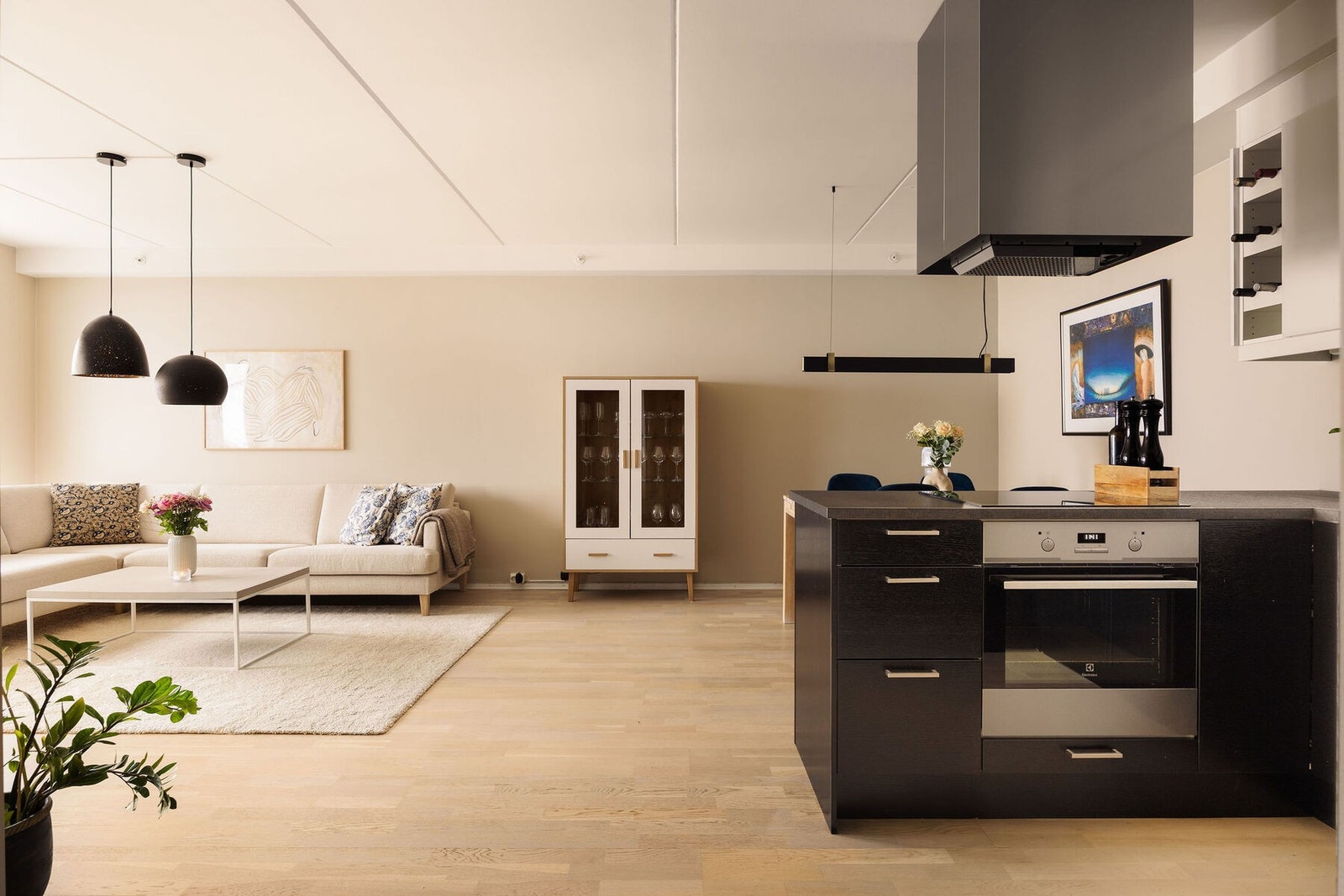 Kjøkkenet ligger i åpen løsning mot stuen og blir dermed en naturlig og sosial del av boligen, også når maten tilberedes. Galleribilde