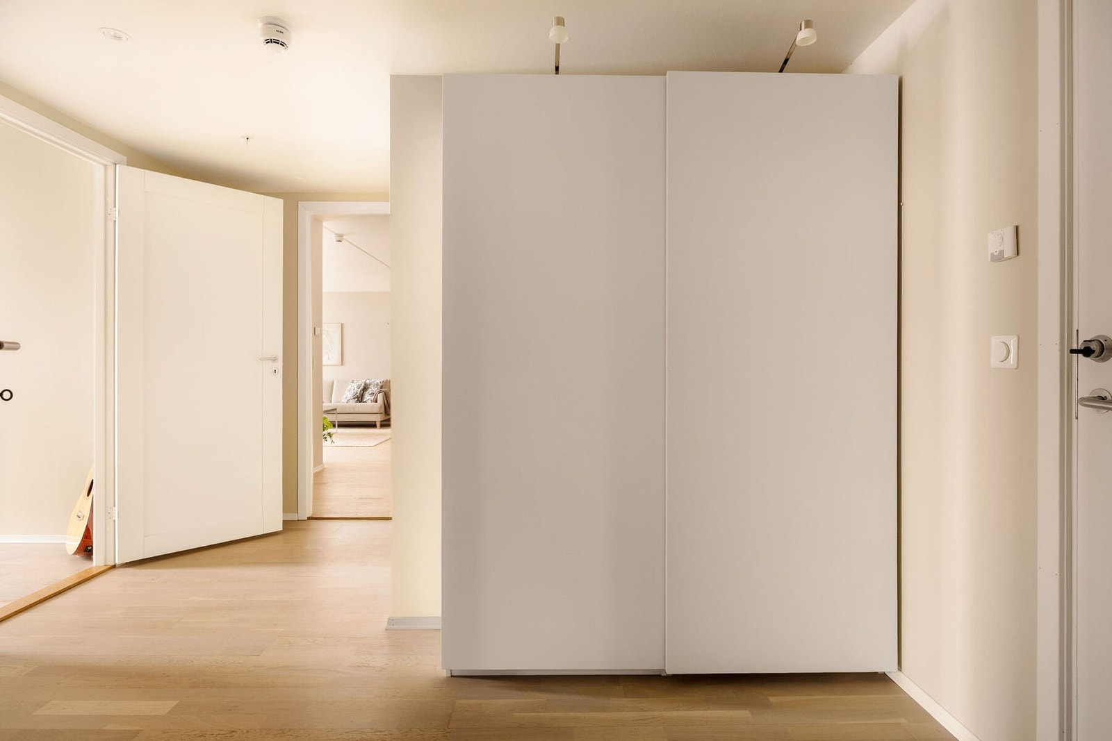 Innenfor døren møtes du av en praktisk og innbydende entré som gir et godt førsteinntrykk av boligen. Galleribilde