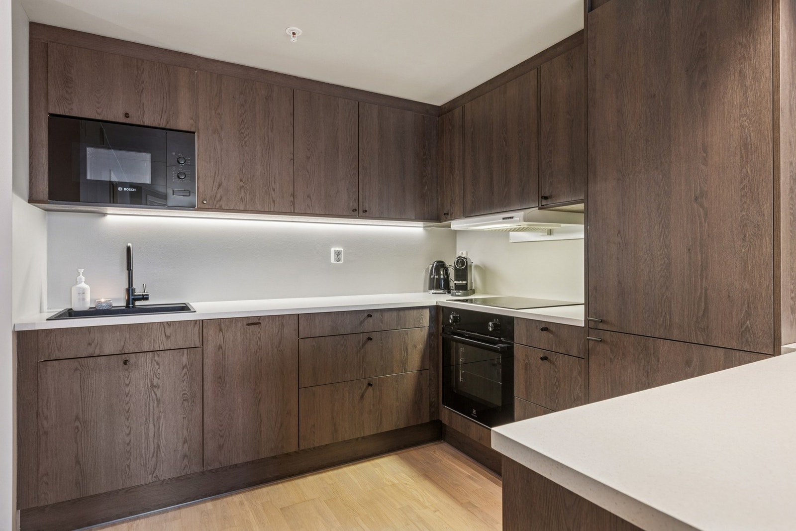 Et stilrent og innbydende kjøkken som kombinerer moderne funksjonalitet med tidløs eleganse. Galleribilde