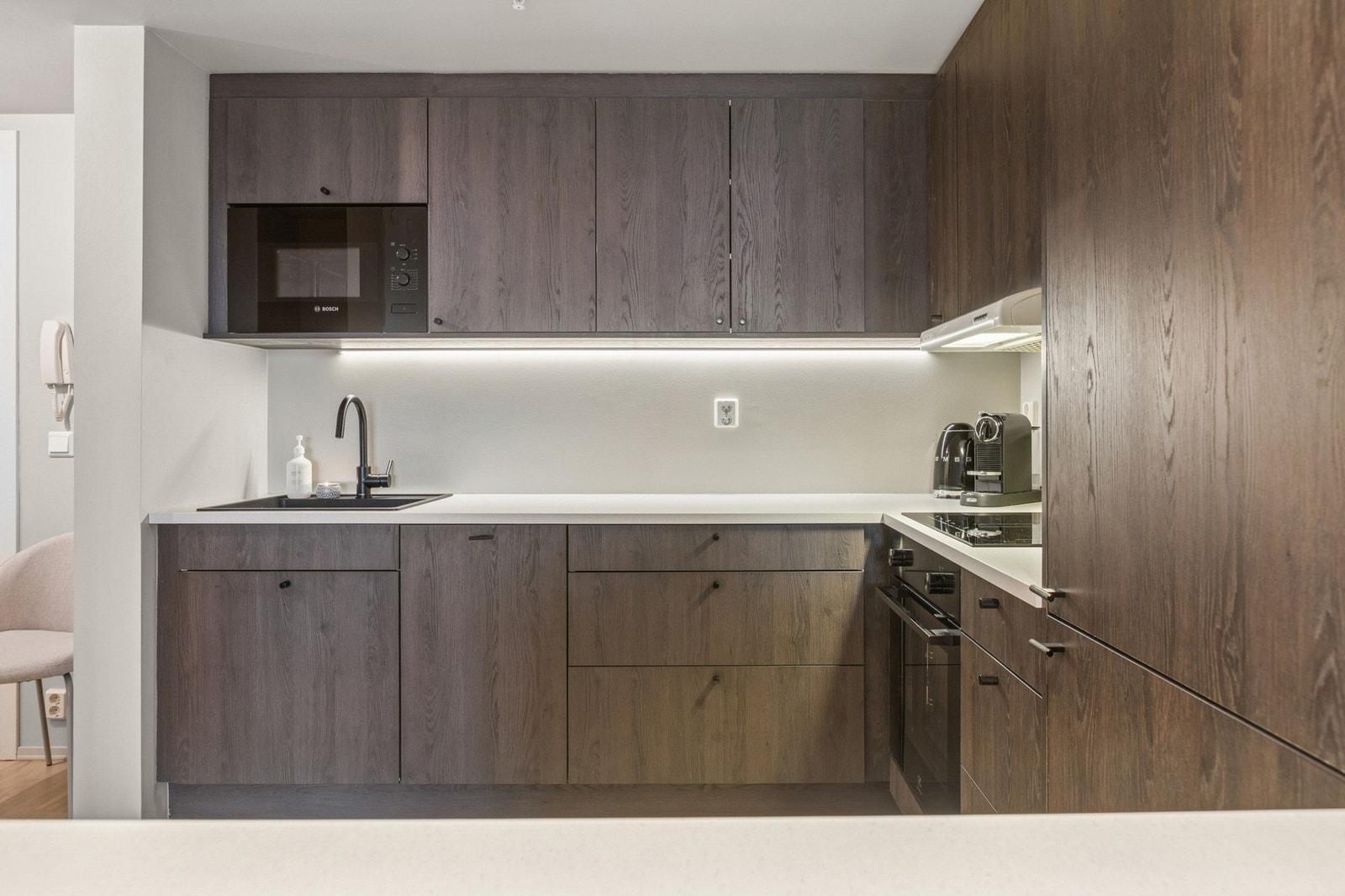 Kjøkkenet er oppgradert i 2025 og fremstår som et moderne og velutstyrt kjøkken med god plass. Galleribilde