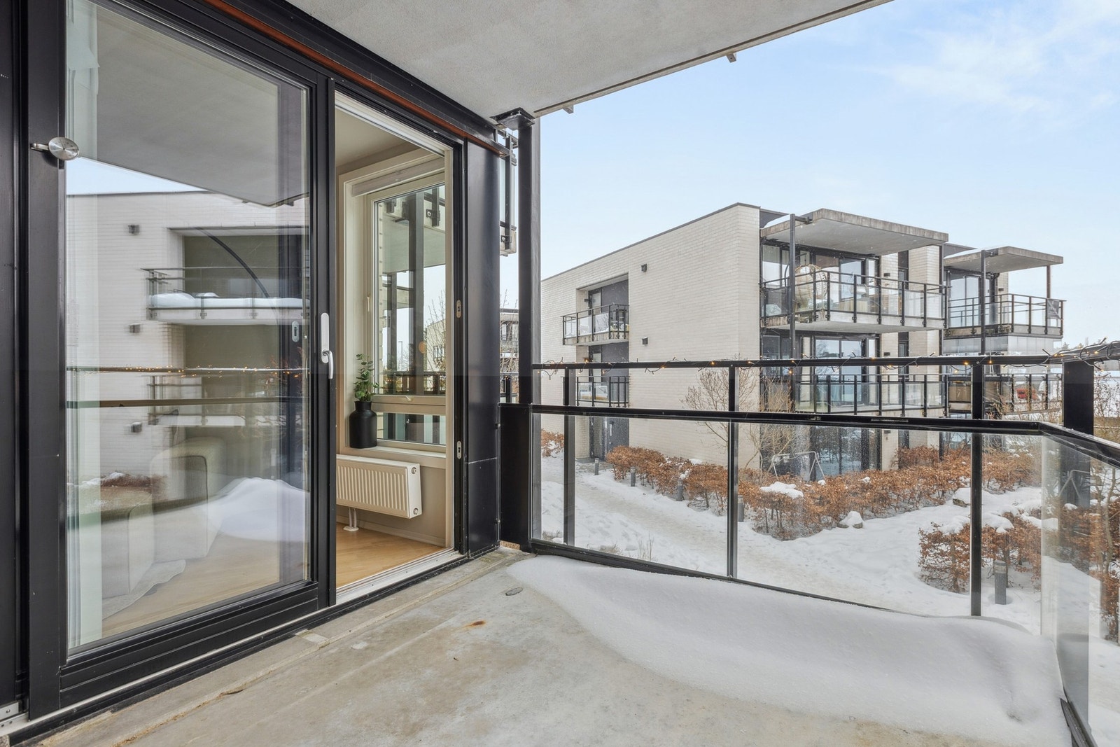 Med kun ca.500 meter unna til Jessheim stasjon som gir en enkel adkomst til både Oslo og Gardermoen, og gjør hverdagen praktisk for pendlere. Galleribilde