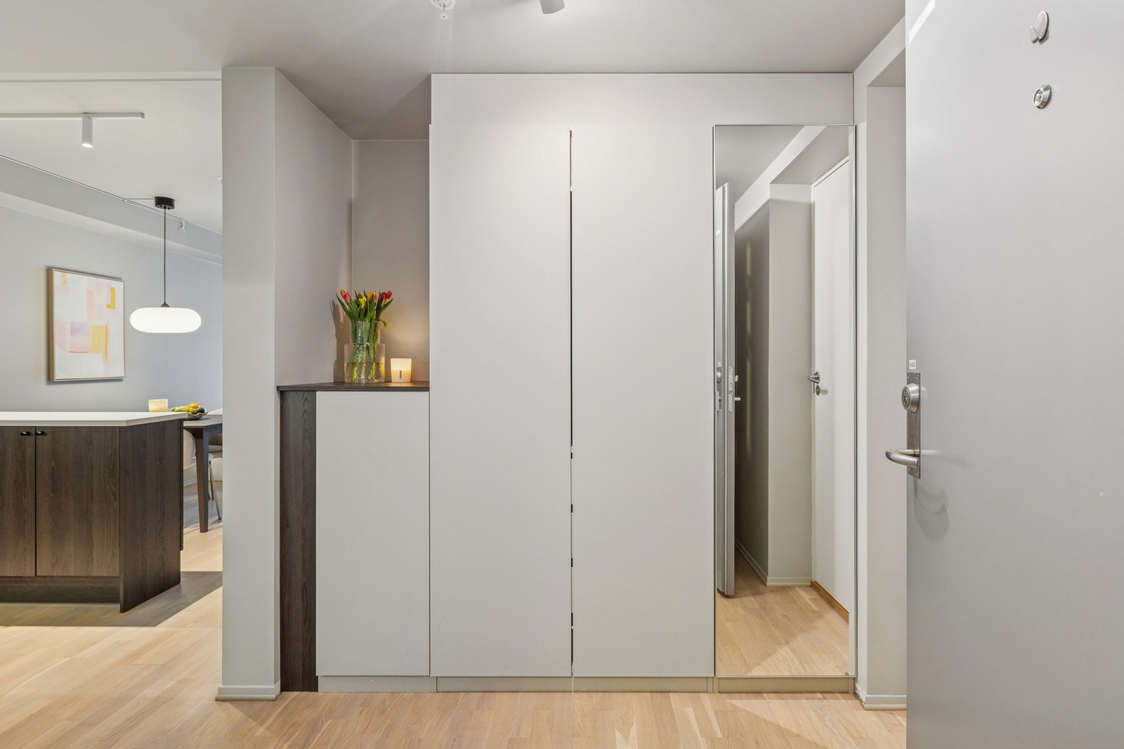 Leiligheten ønsker deg velkommen inn med en romslig gang med en praktisk garderobeløsning. Galleribilde
