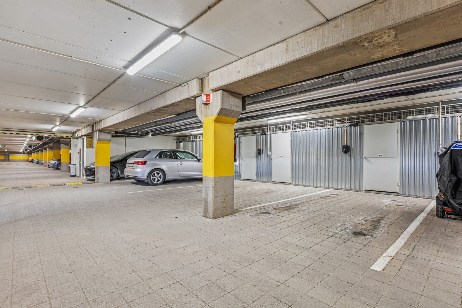 Leiligheten har parkeringsplass i fellesgarasje anlegg med EL-bil lader, samt kjellerbod. Galleribilde