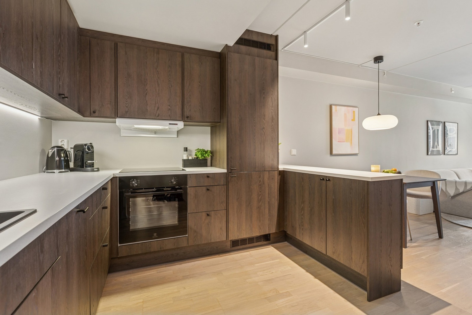 Dampsaga Allé 10 er en lys og oppgradert 2-roms selveier med en gjennomtenkt planløsning med et stilrent kjøkken fra 2025. Galleribilde