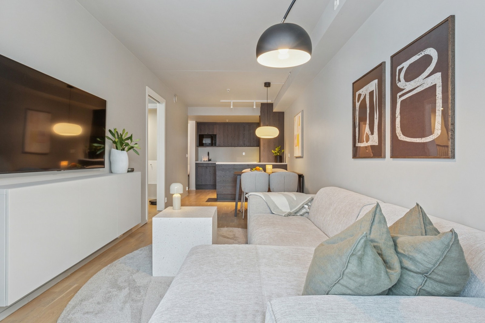 Med en åpen løsning til stuen oppleves spisestuen som mer romslig og sosial, perfekt for hyggelige måltider i godt selskap. Galleribilde