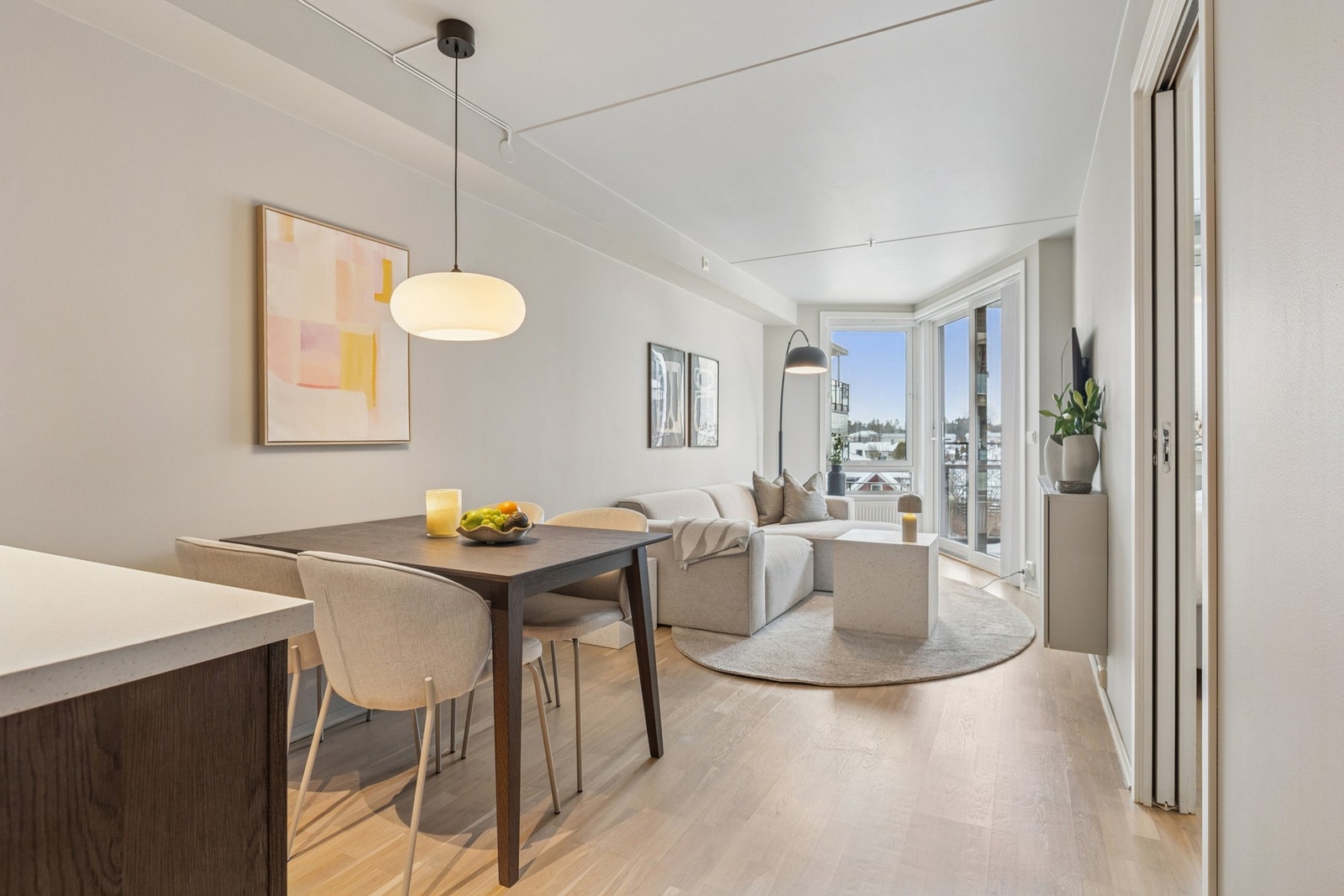 En harmonisk og stilfull stue som gir en følelse av ro, lys og rom - ideell for både avslapning og hyggelige kvelder. Galleribilde