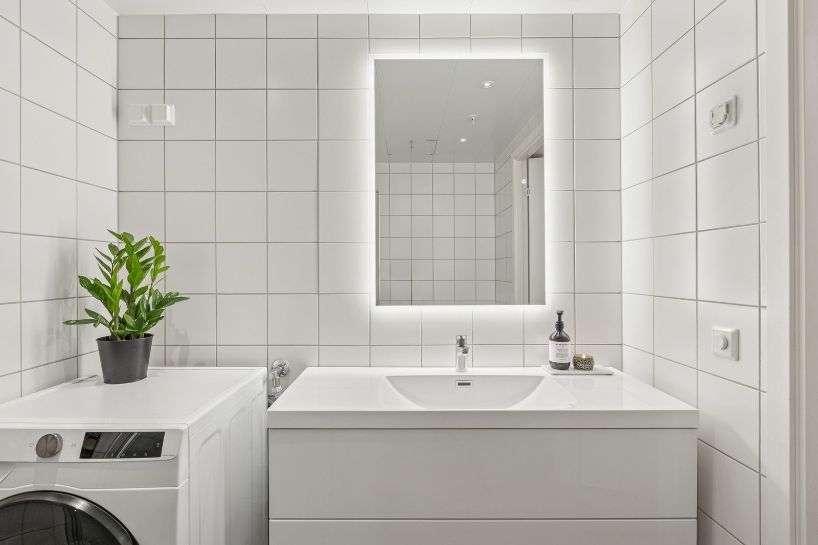 Et trivelig bad med gode oppbevaringsmuligheter og plass til det man trenger. Galleribilde