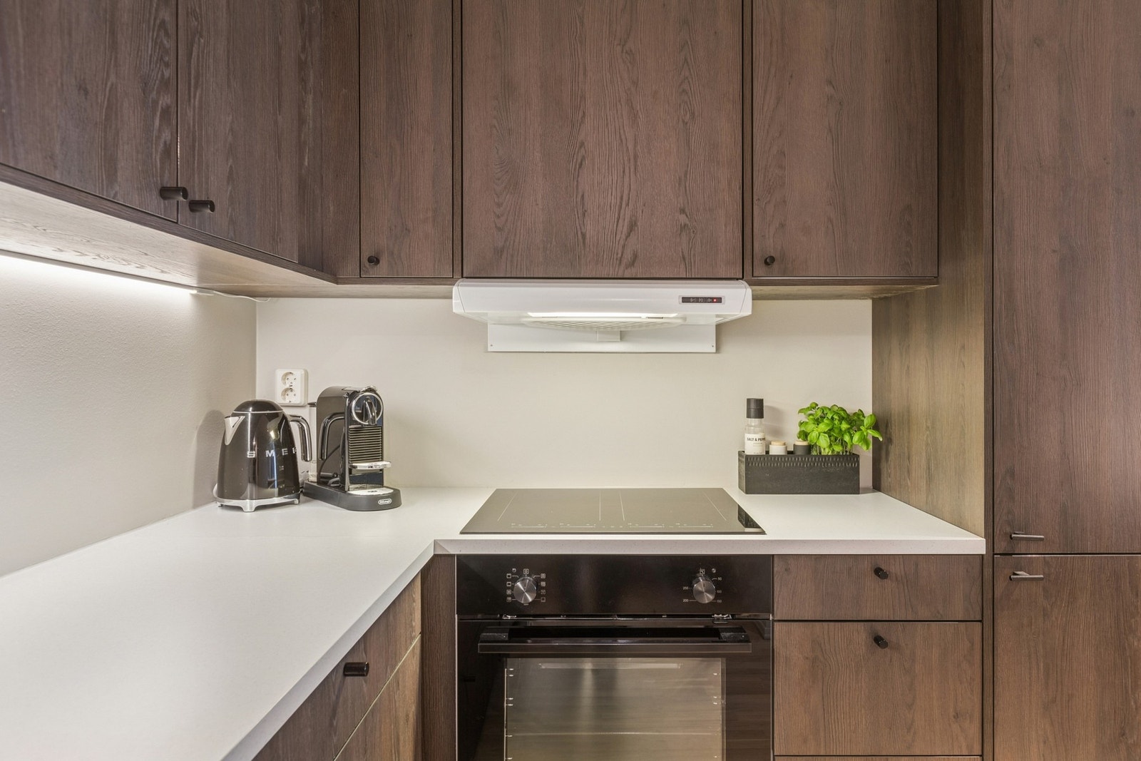 Kjøkkenet har Integrert koketopp, komfyr, micro, oppvaskmaskin og kjøl/frys. Galleribilde