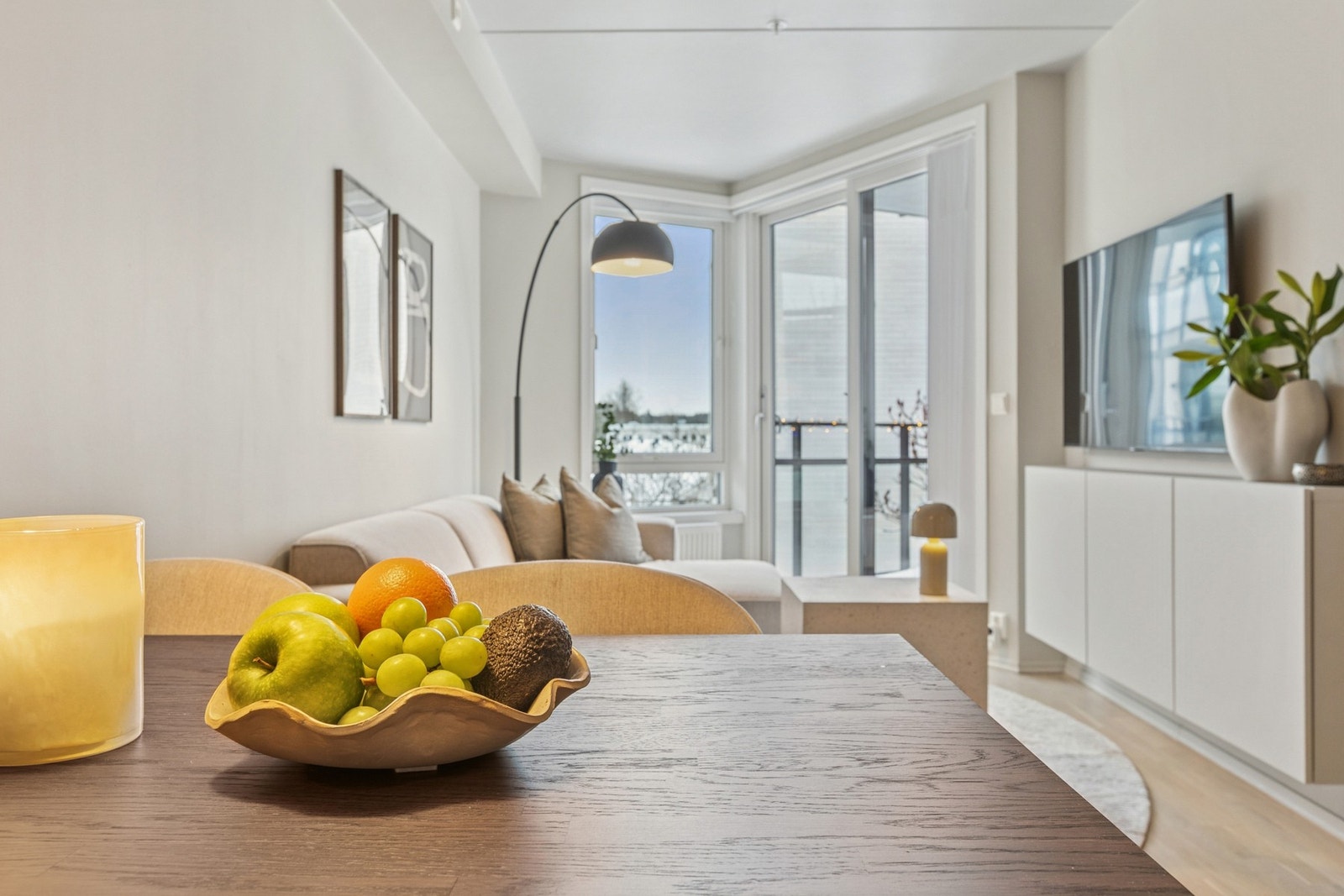 En lys og romslig stue med store vindusflater som slipper inn rikelig med naturlig lys og skaper en åpen og luftig atmosfære. Galleribilde