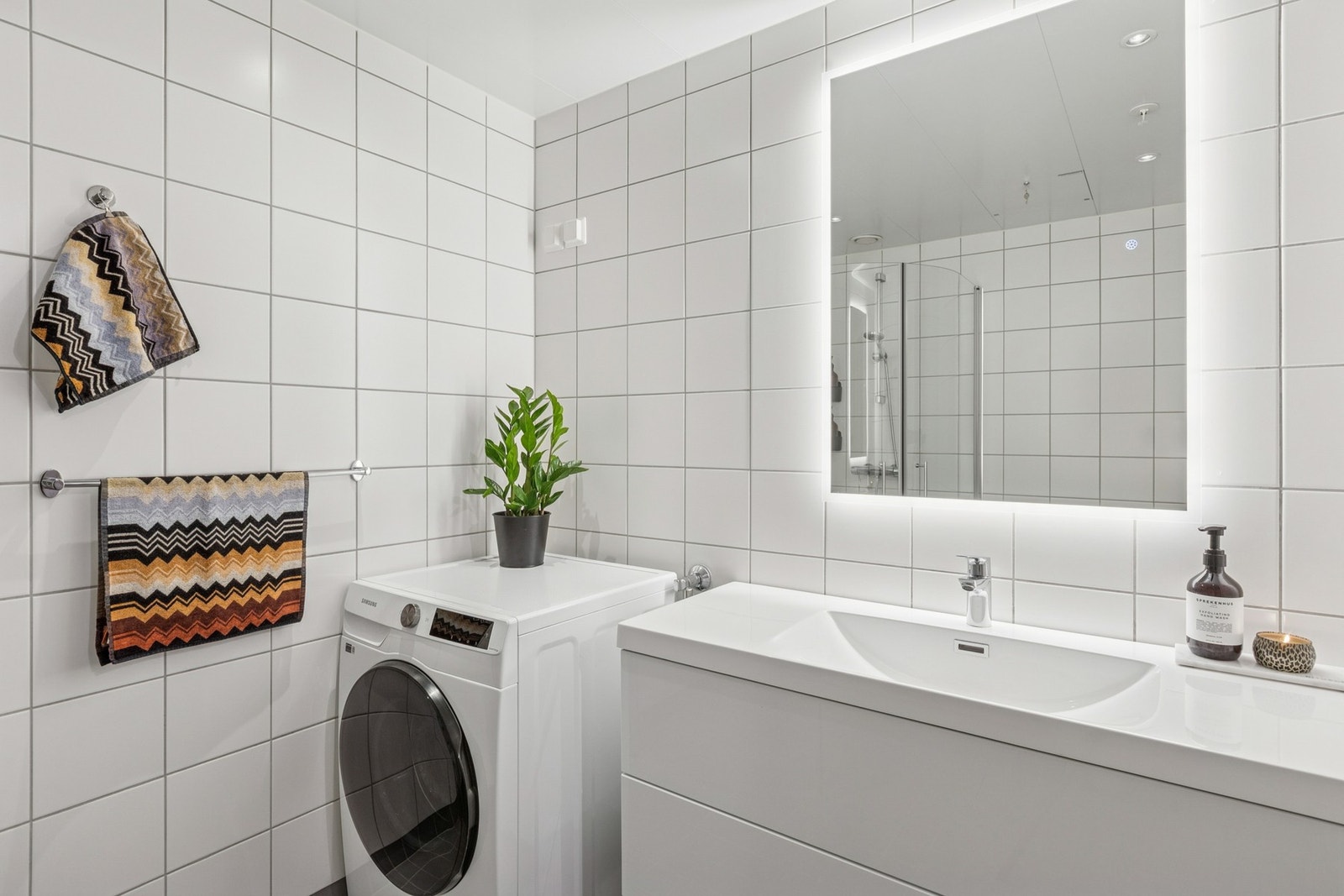 Et lyst og praktisk bad med god plass til de daglige rutinene og en behagelig atmosfære. Galleribilde