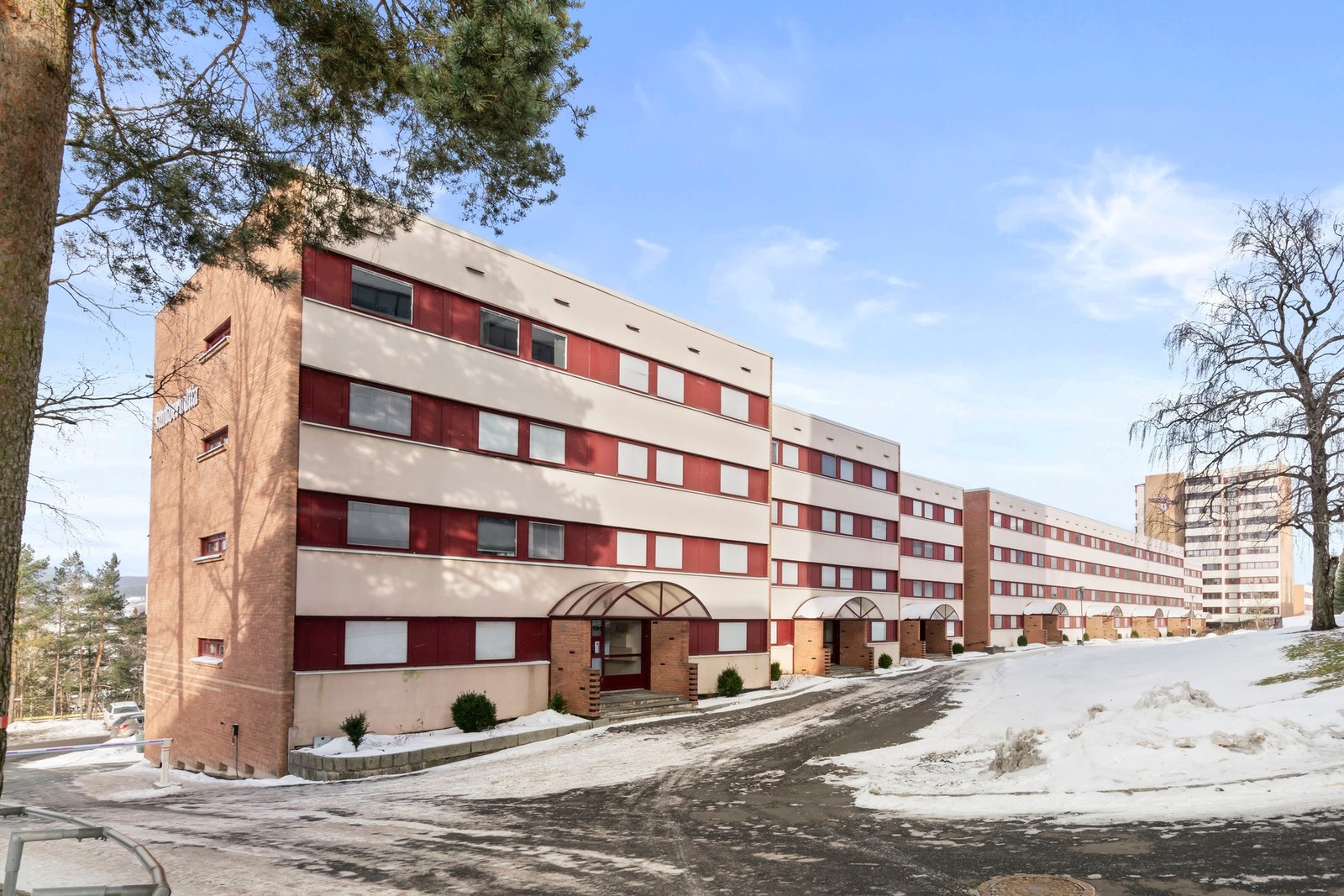 Leiligheten ligger i et veletablert og meget barnevennlig boligområde på Trosterud med mange aktivitetstilbud like i nærheten. Galleribilde