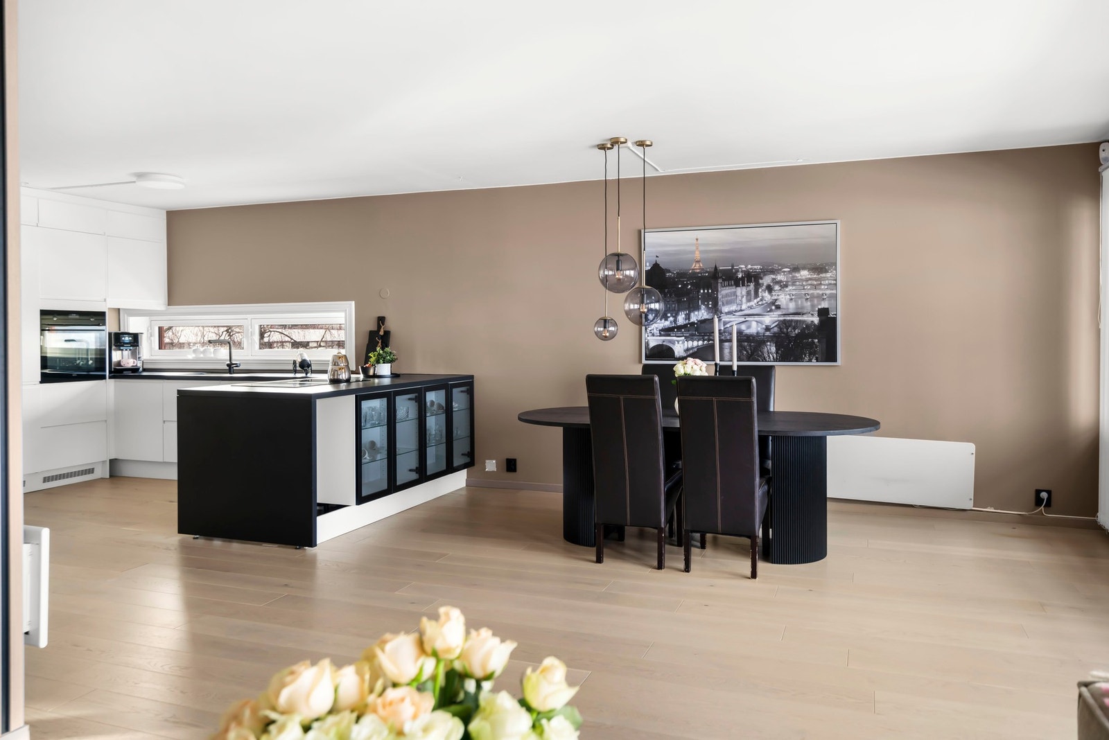 Kjøkkenet er utstyrt med Epoq-innredning fra 2024, ifølge eier, og fremstår som velholdt med et moderne og ryddig uttrykk. Galleribilde