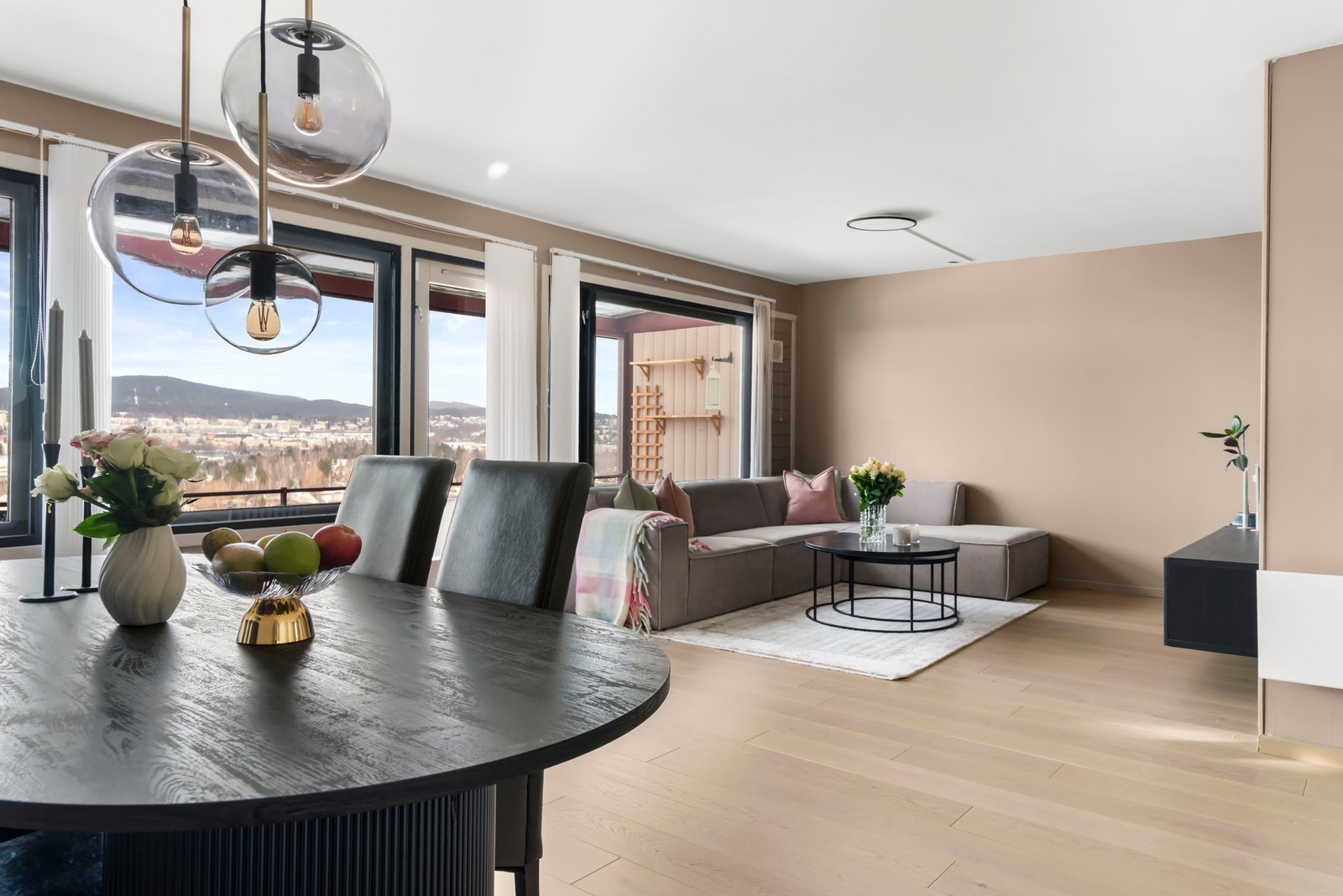 Fra spisesonen har du utsikt fra de store vindusflatene. Galleribilde