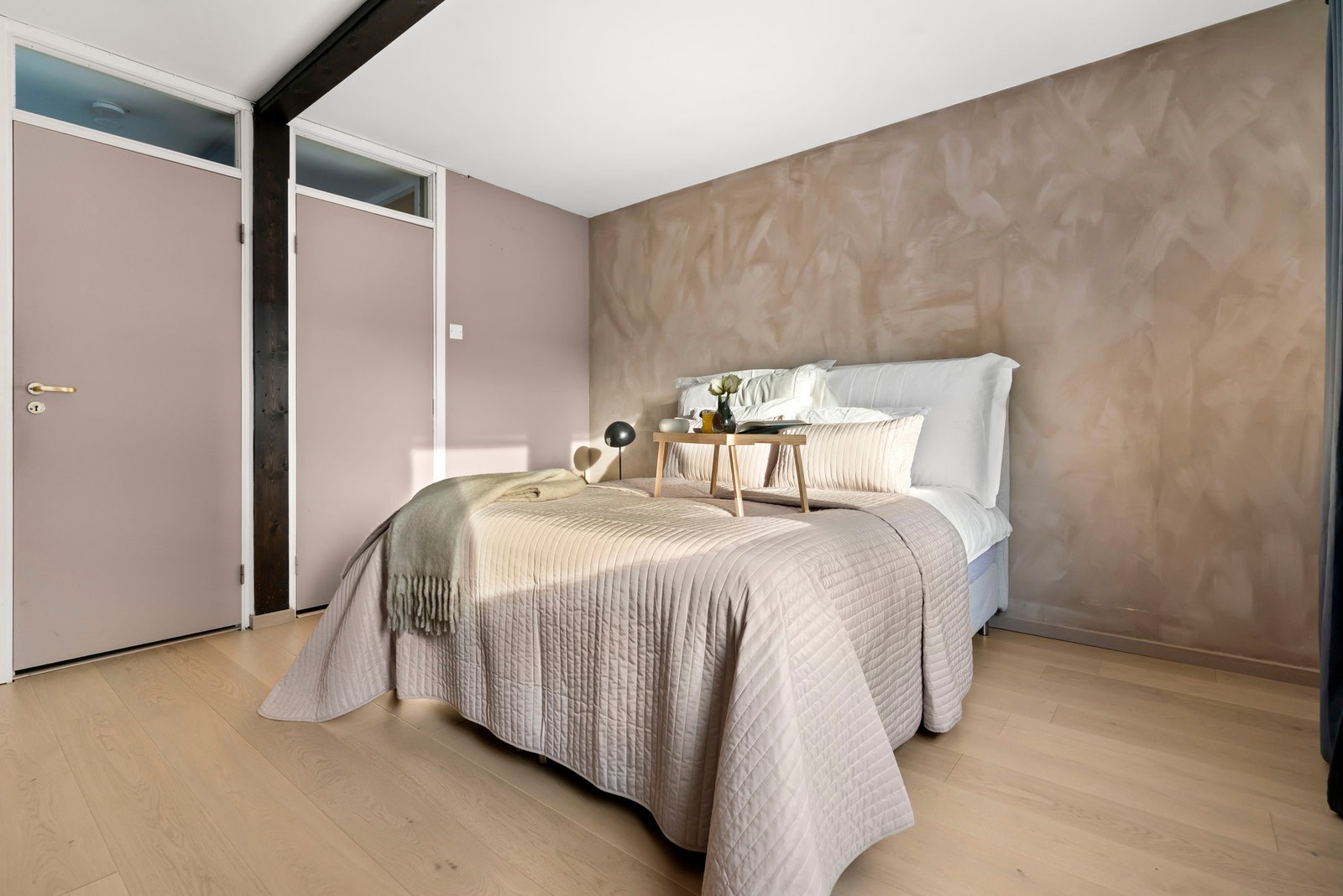 Rommet oppleves som rolig og behagelig, og gir gode forutsetninger for en komfortabel soveromsløsning. Galleribilde