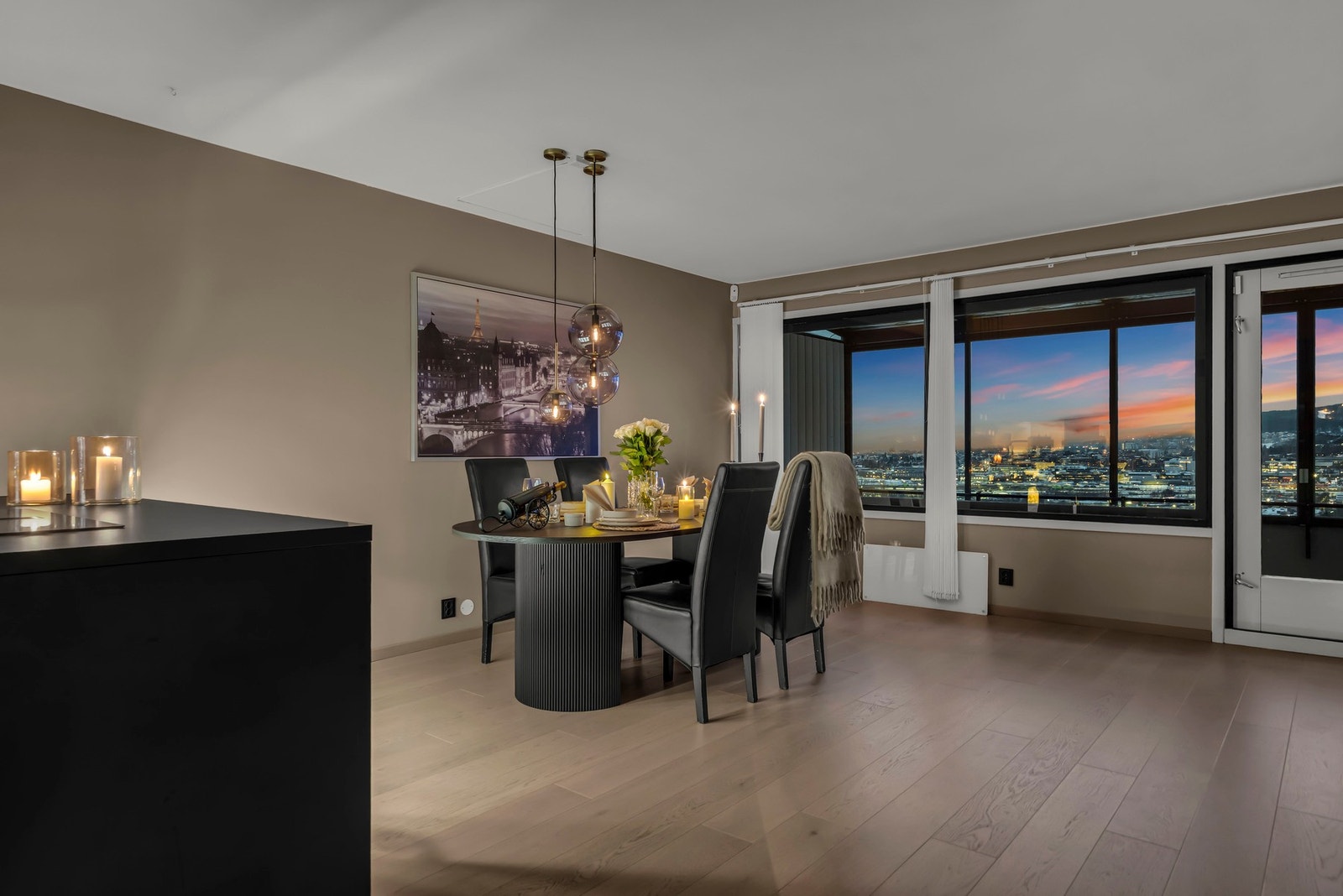 Stuen fremstår som et romslig og lyst oppholdsrom med gode møbleringsmuligheter. Galleribilde