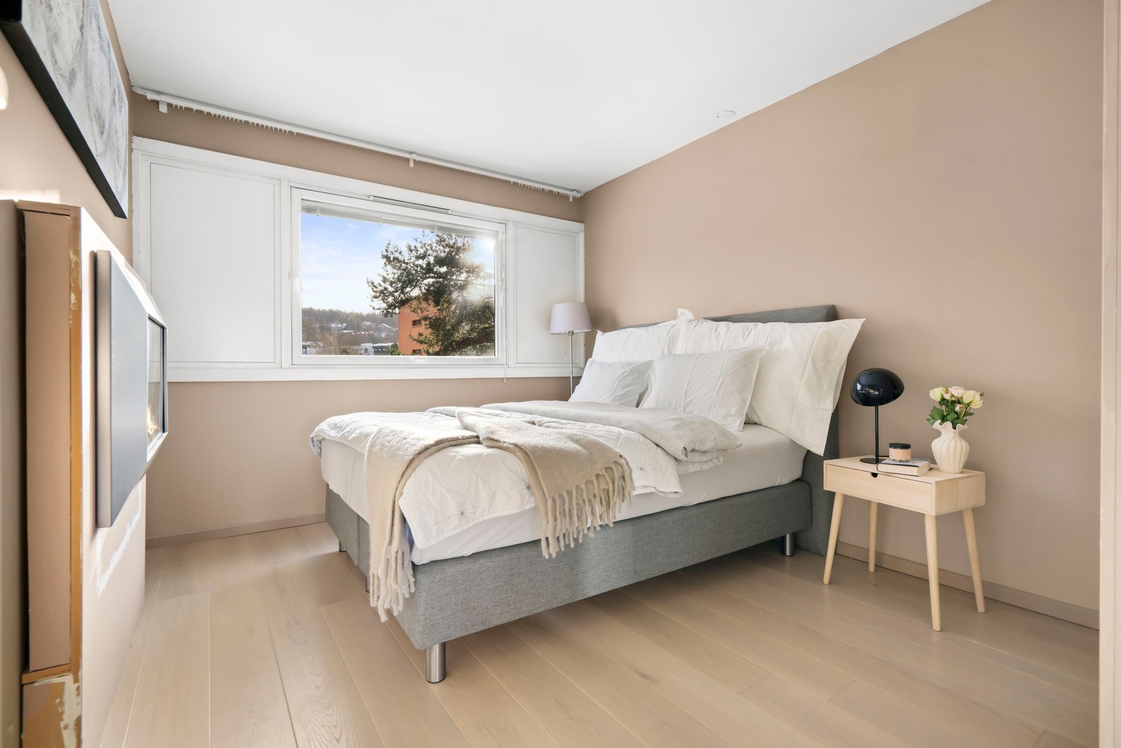 Boligens andre soverom har en fleksibel utforming og kan benyttes som barnerom, gjesterom eller hjemmekontor, avhengig av behov. Galleribilde