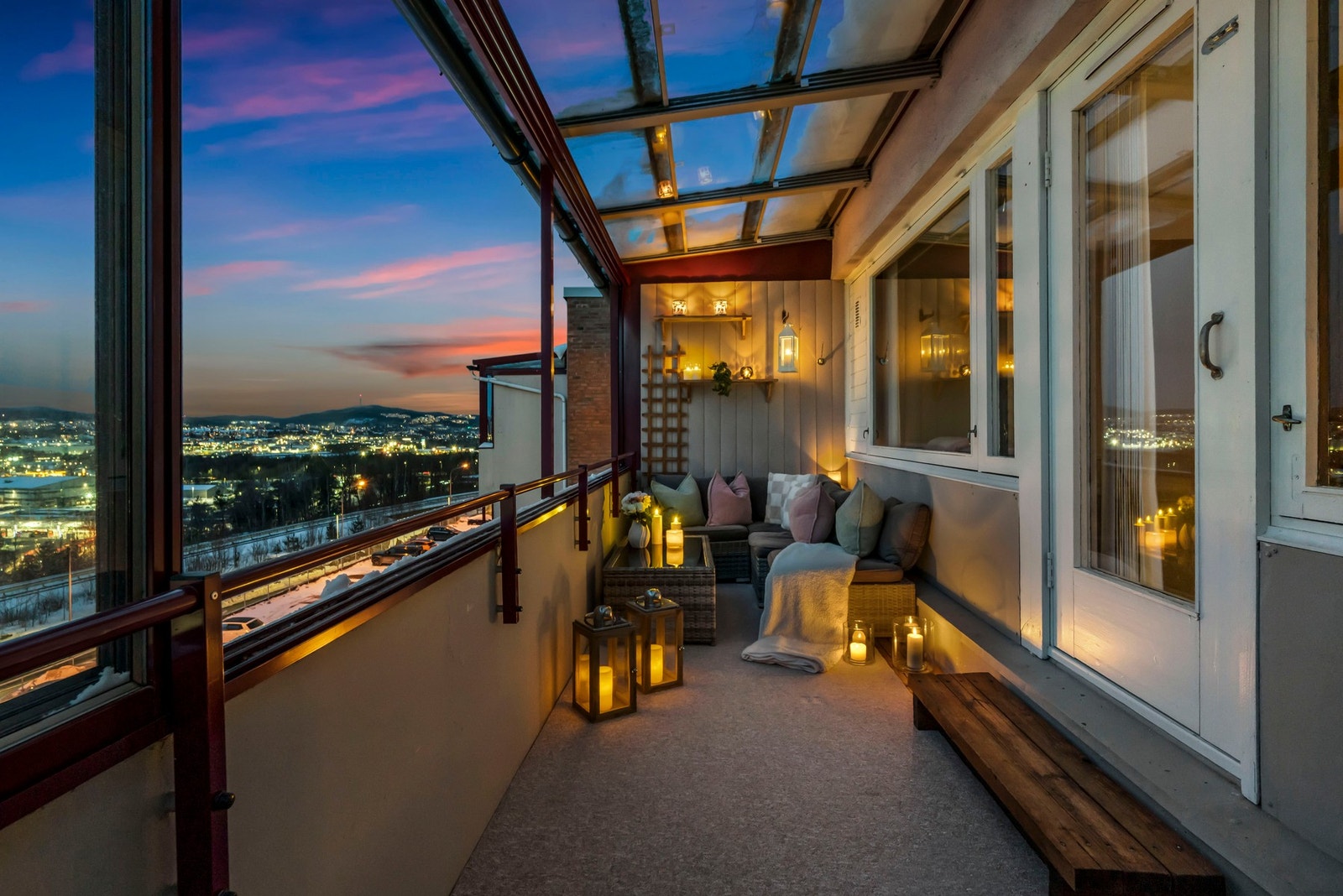 Fra stuen er det direkte utgang til en innglasset balkong på ca. 14 m². Galleribilde