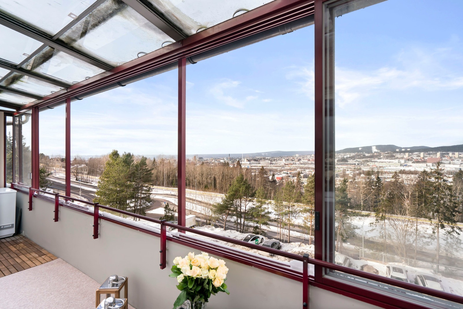 Innglassingen gir skjerming og gjør balkongen brukbar store deler av året, enten man ønsker en lun sitteplass, et grønt innslag eller ekstra oppholdsareal. Galleribilde