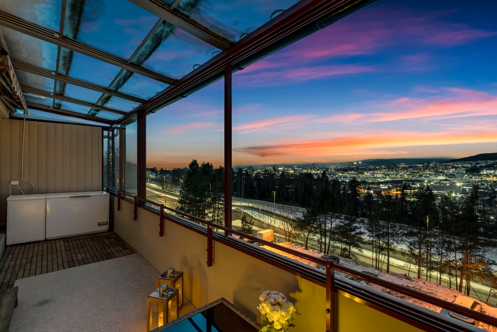 Balkongen oppleves som et svært anvendelig uterom og fungerer som en naturlig forlengelse av stuen. Galleribilde