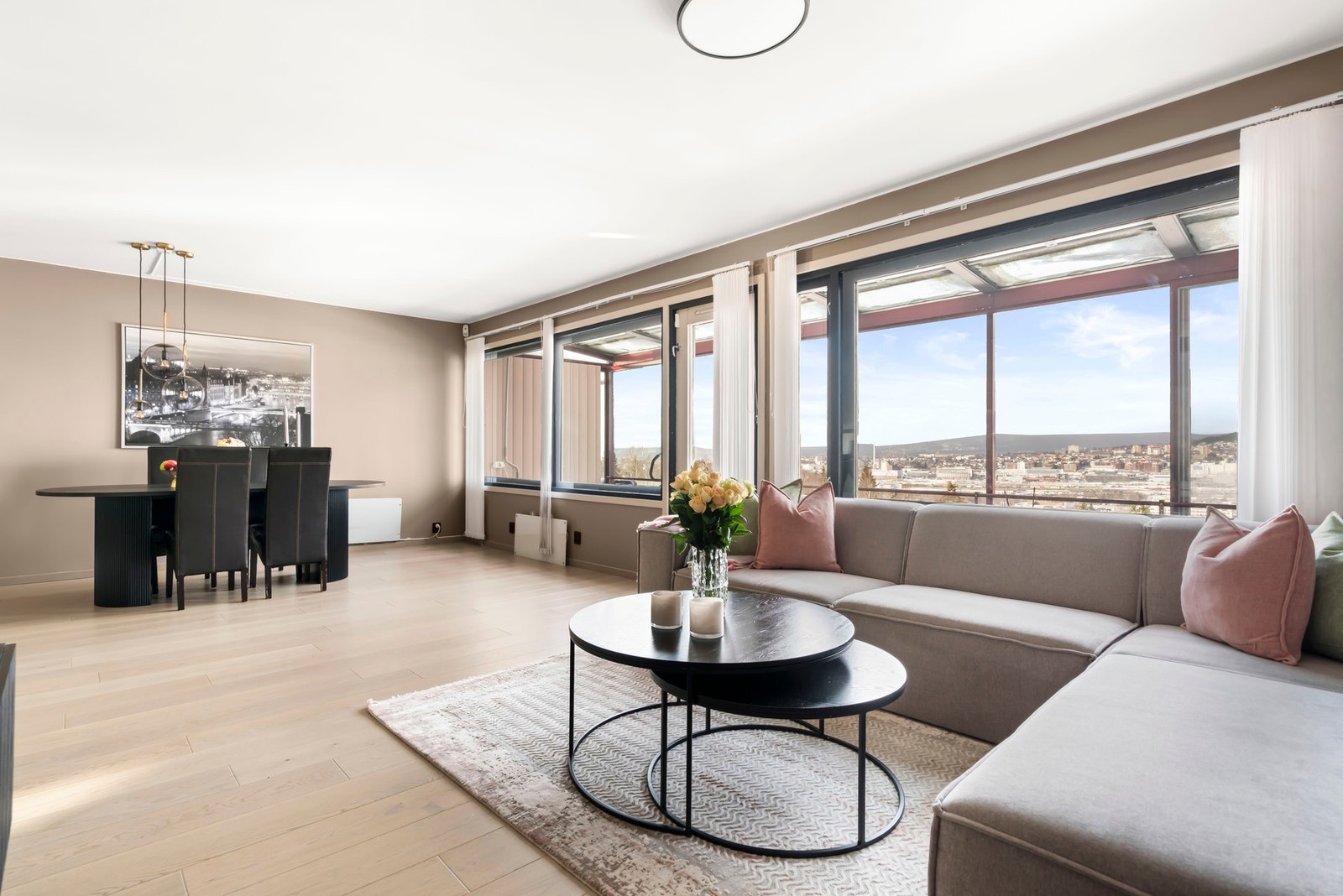 Stuen fungerer som et naturlig samlingspunkt i boligen, med god plass til både hverdag og sosiale sammenkomster. Galleribilde