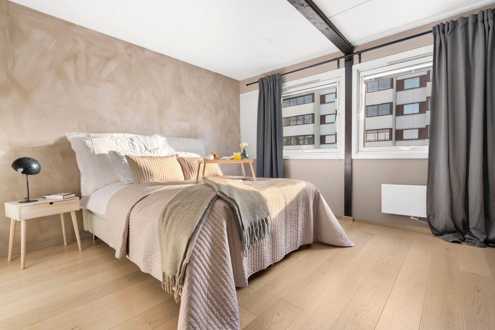 Hovedsoverommet har en god størrelse og gir plass til dobbeltseng med tilhørende møblering. Galleribilde