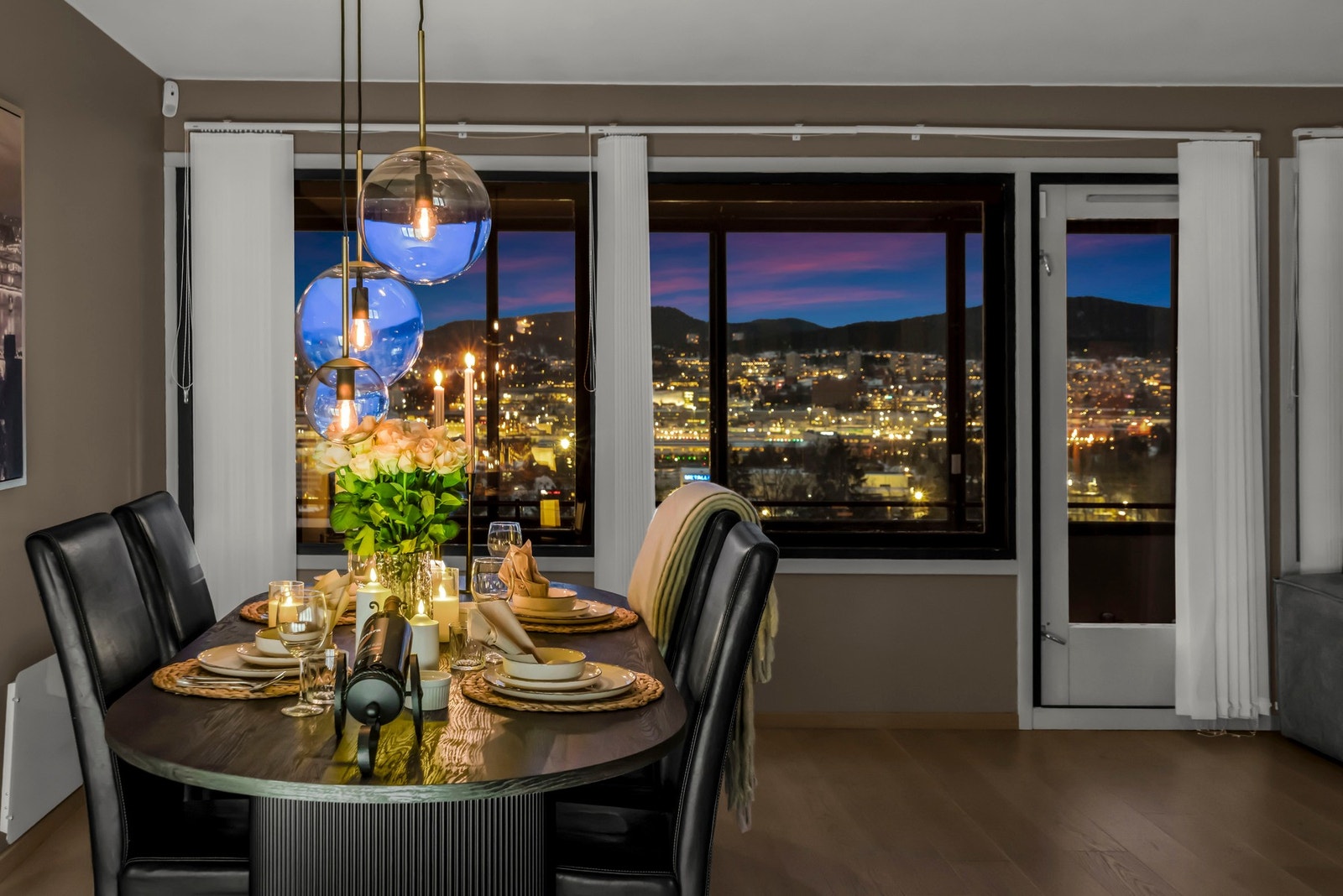 Rommets utforming gir plass til både sofaarrangement og øvrig møblering, og oppholdsrommet oppleves luftig med en åpen og behagelig romfølelse. Galleribilde