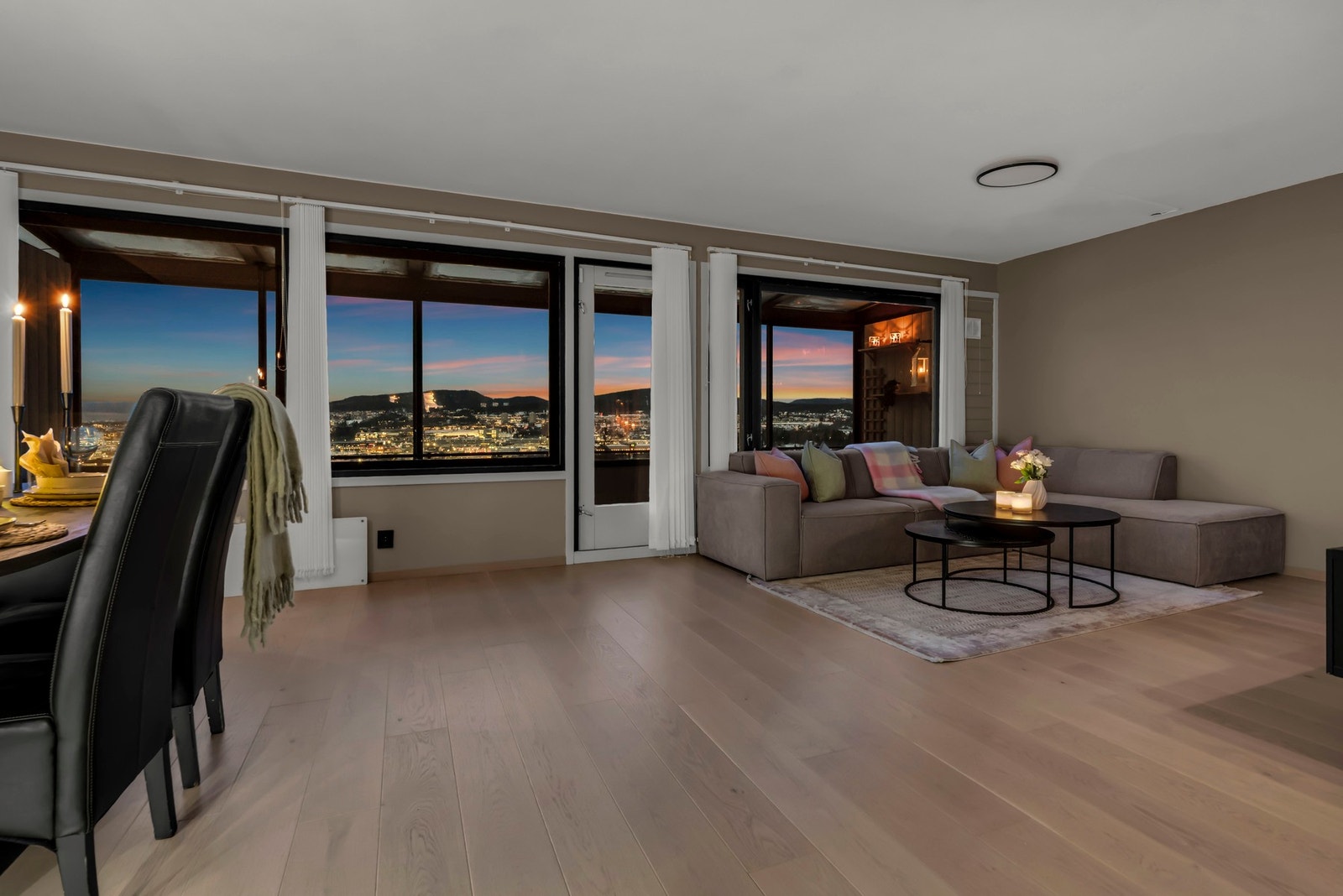 Store vindusflater slipper inn rikelig med dagslys og bidrar til en lys atmosfære gjennom hele rommet. Galleribilde