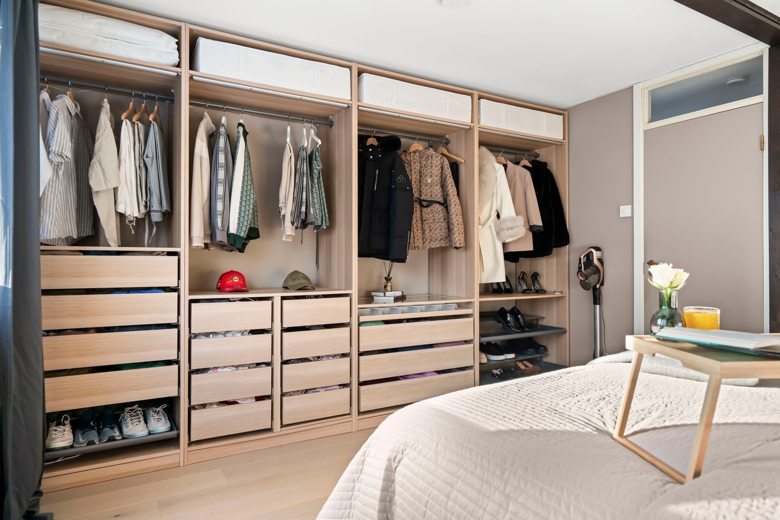 Det er god plass til både seng, nattbord og garderobeløsning. Galleribilde