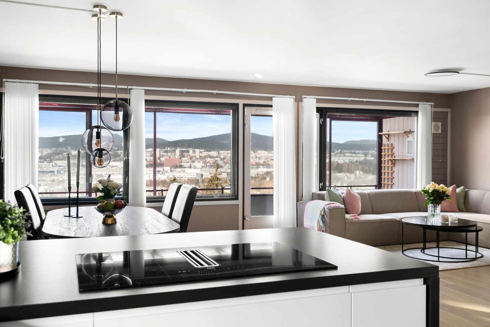 Kjøkkenet har opplegg for platetopp, oppvaskmaskin, stekeovn og kombi kjøl/frys, og fremstår som en komplett løsning godt tilpasset daglig bruk. Galleribilde