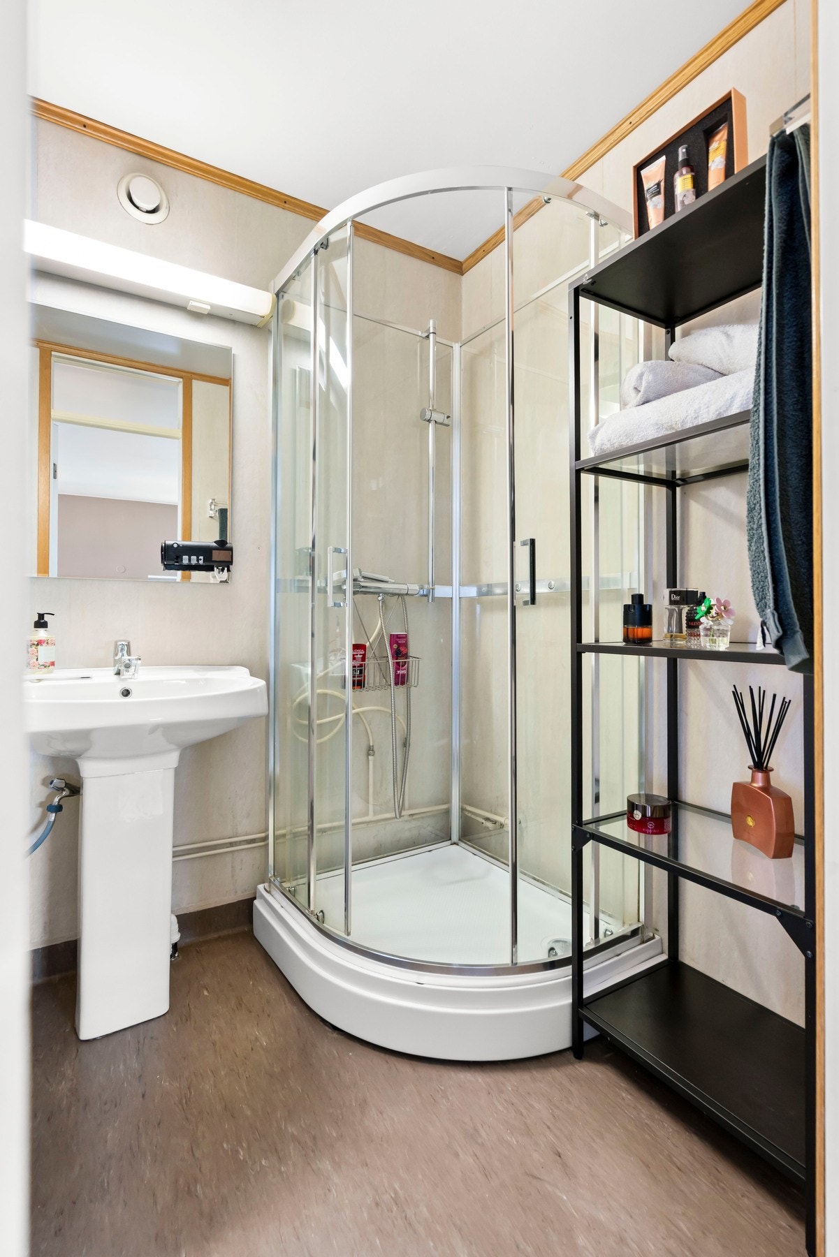 Badet har en funksjonell utforming og er naturlig plassert i boligens planløsning. Galleribilde