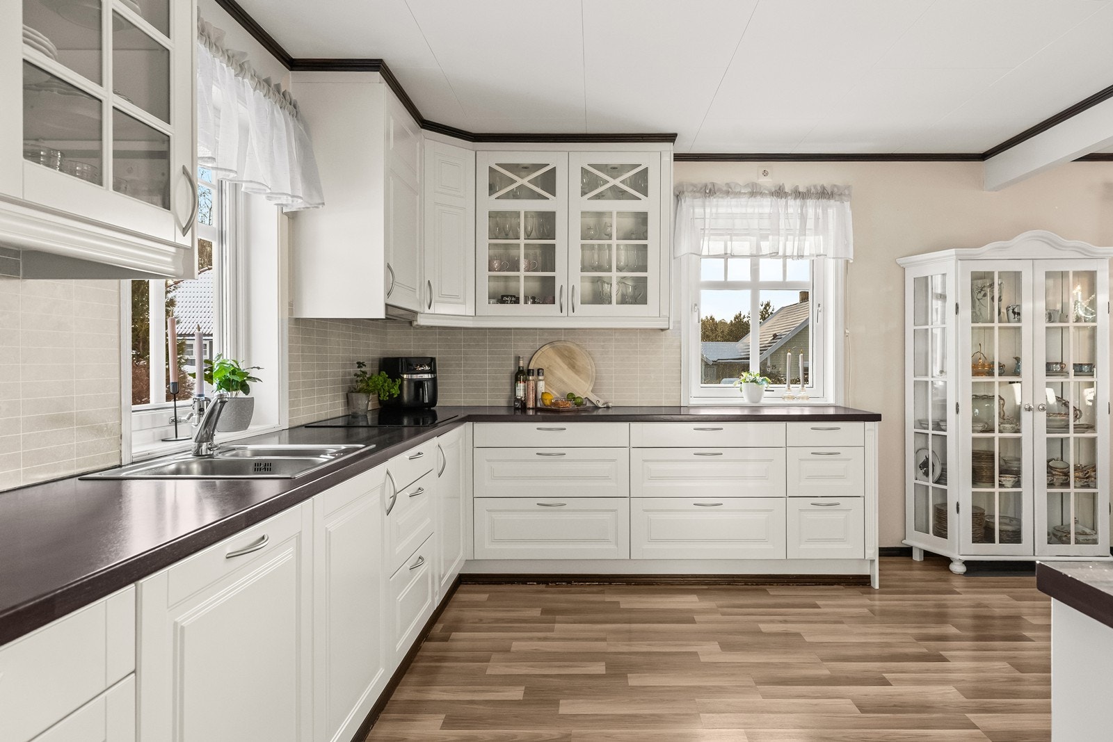 Kjøkkeninnredning fra 2013 med profilerte fronter og god skapplass. Galleribilde