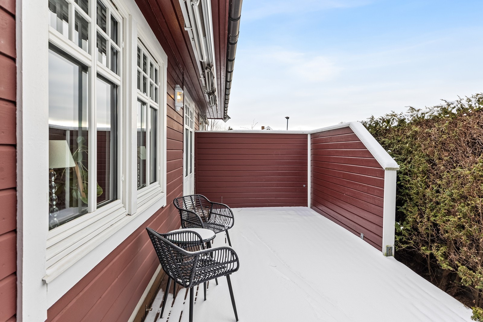 Den store markterrassen er delvis skjermet og gir et fint, privat uterom. Galleribilde