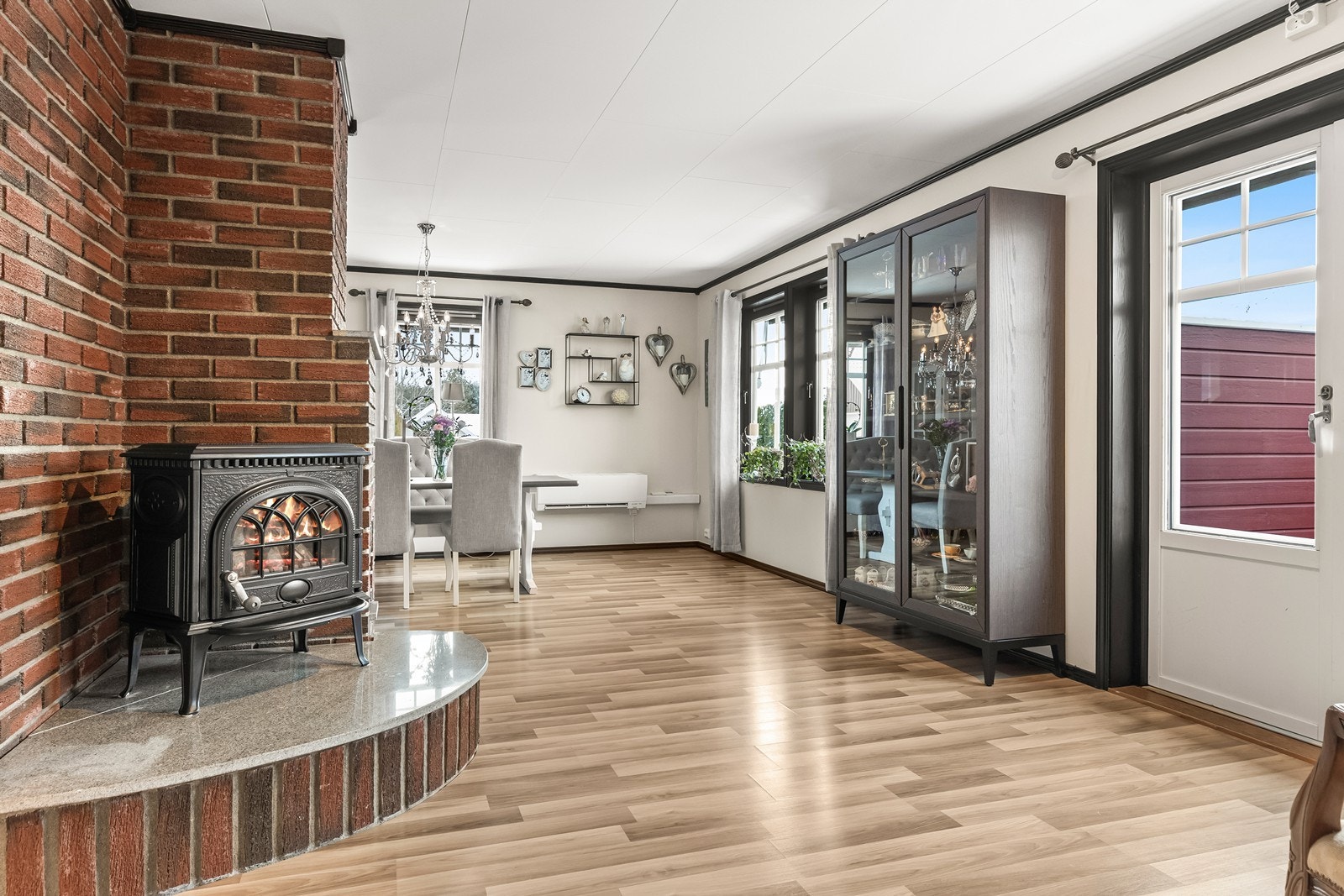 Hovedstuen har en oppmurt peis og en to-fløyet dør med utgang til terrassen. Galleribilde