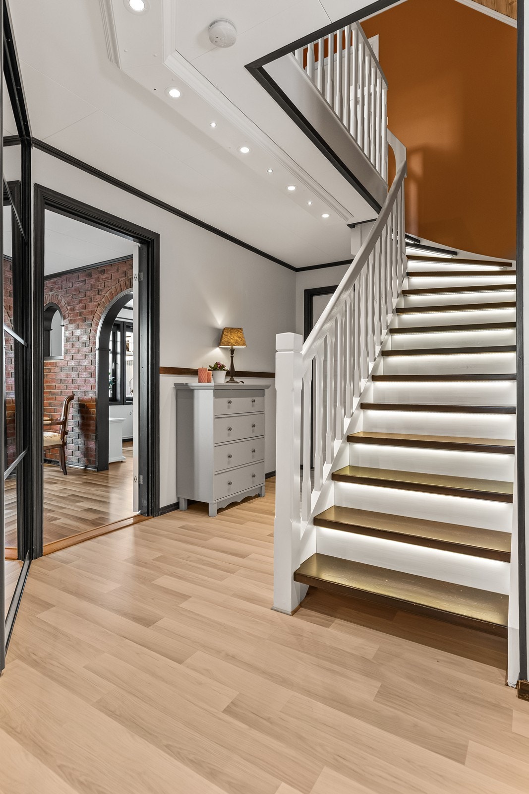 Den lukkede tretrappen har integrert belysning og forbinder boligens to etasjer. Galleribilde