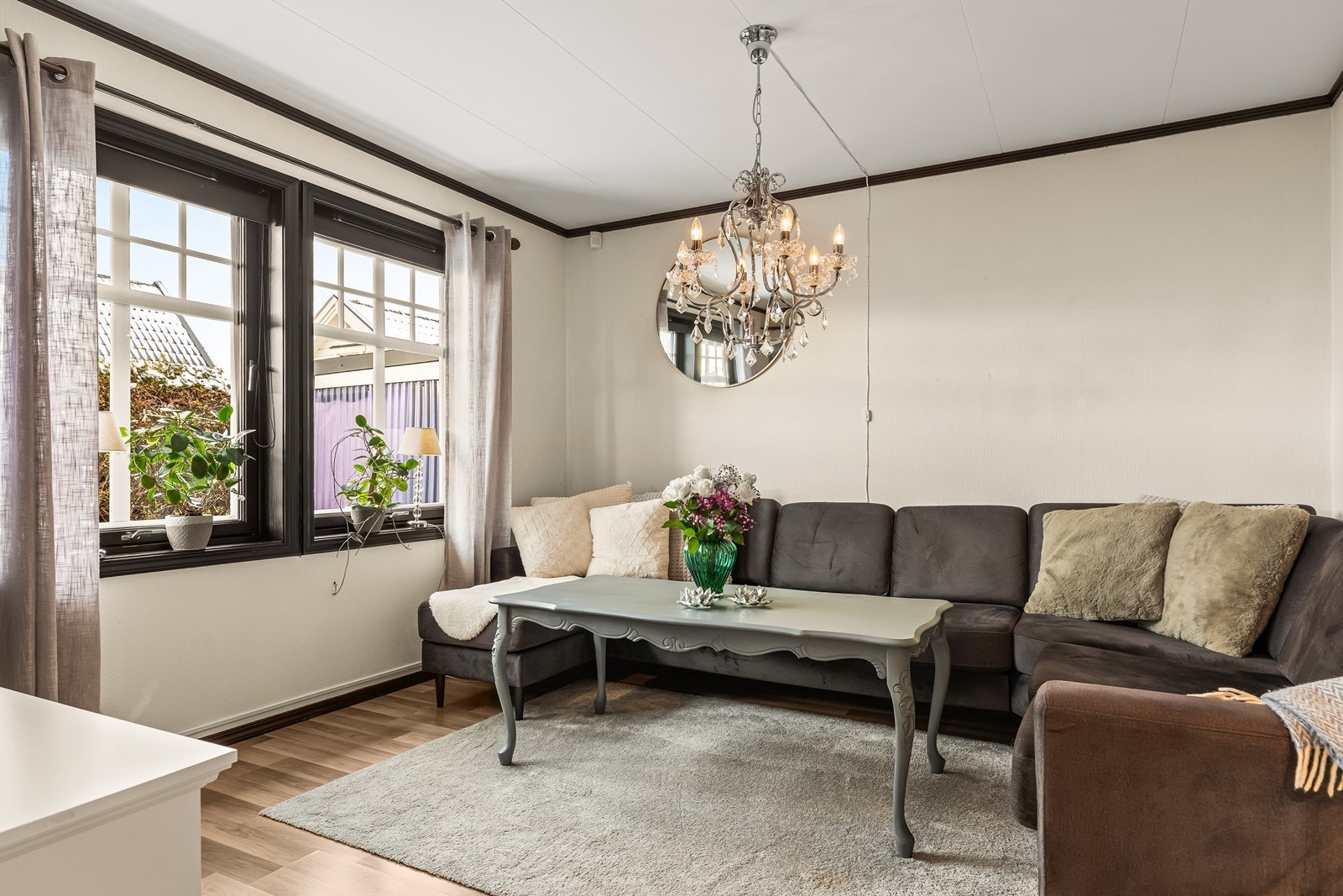 Den andre stuen i første etasje gir ekstra rom for en separat TV-krok. Galleribilde