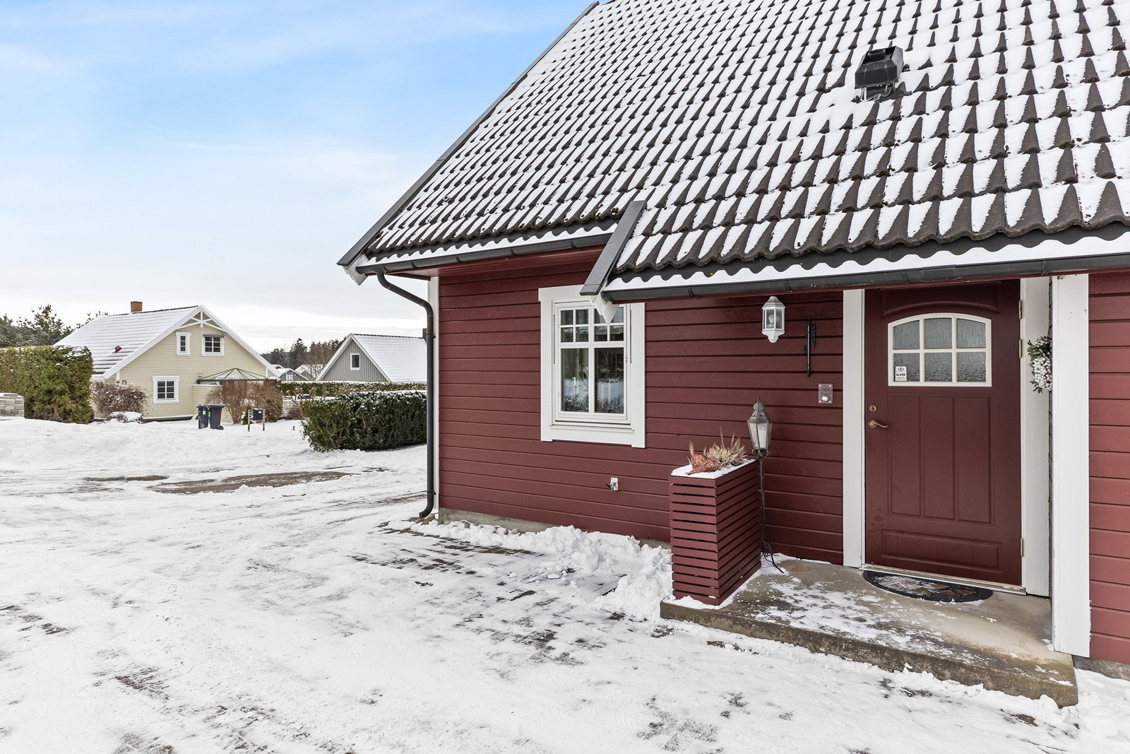 Boligen er oppført i 1993 og har en liggende bordkledning som ble malt i 2018. Galleribilde