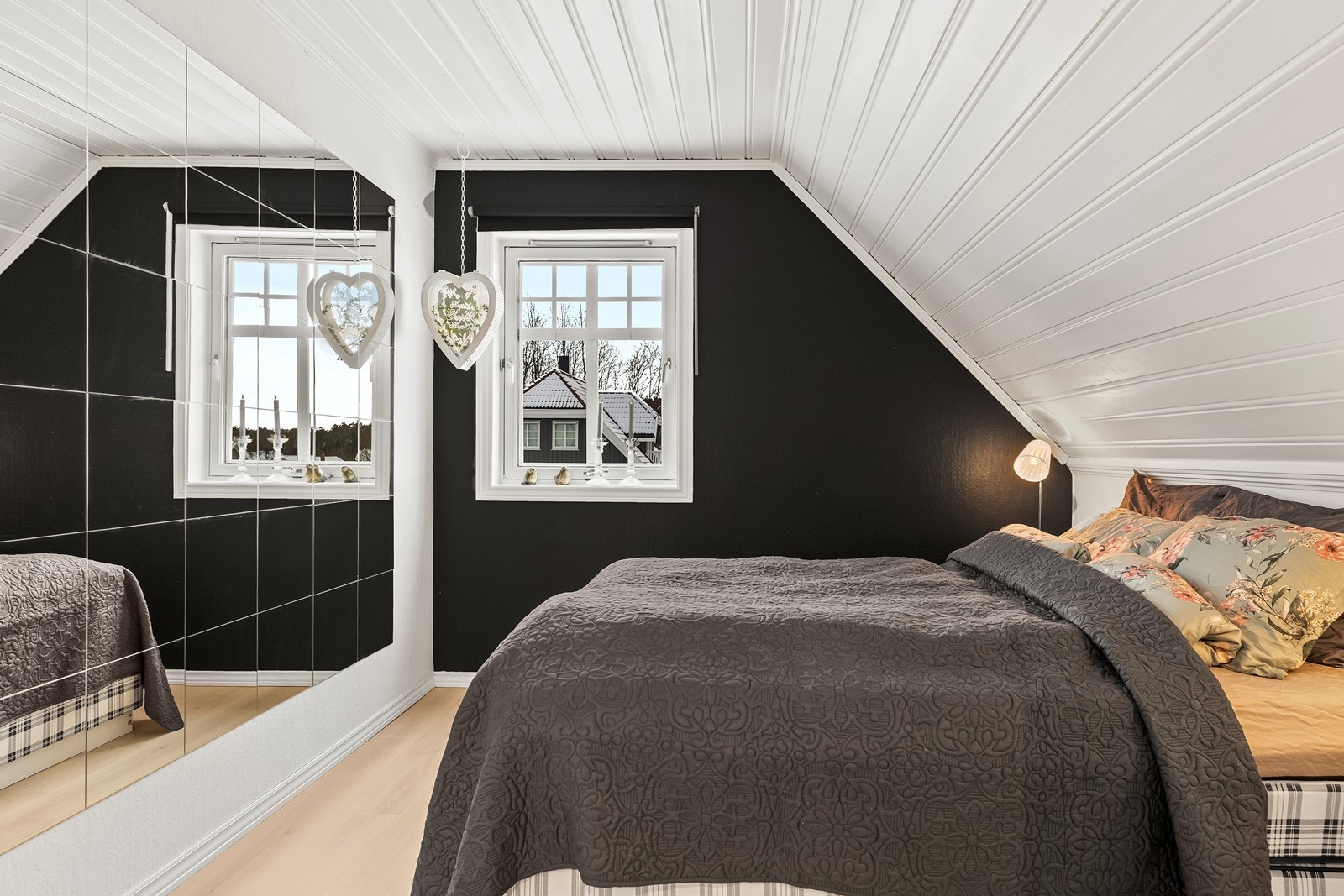 Andre etasje inneholder tre soverom, samt et omkledningsrom og et innredet rom. Galleribilde