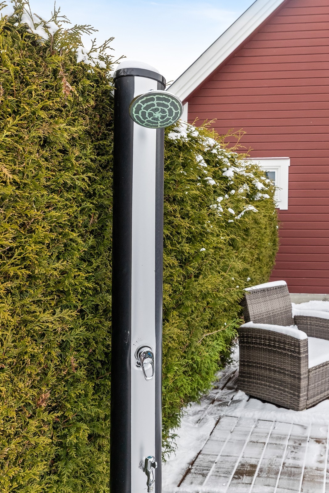 På terrassen er det installert en praktisk utedusj. Galleribilde