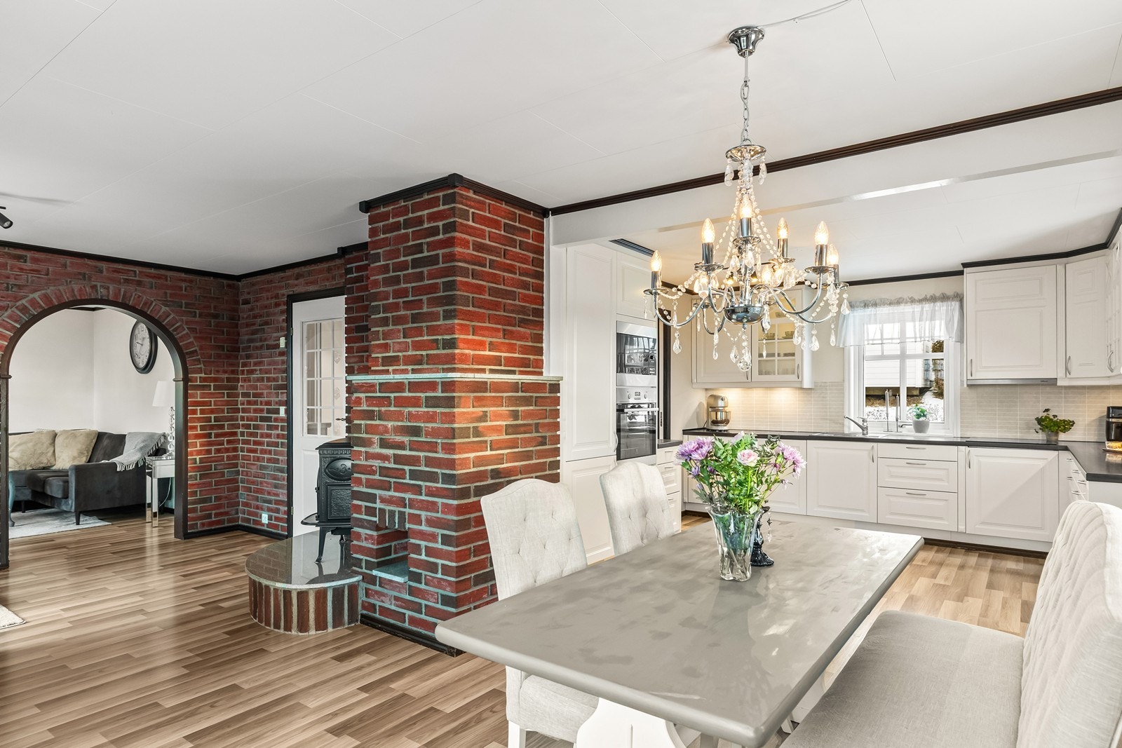 En teglsteinsdetalj skiller spisestuen fra stuen og skaper en lun atmosfære. Galleribilde