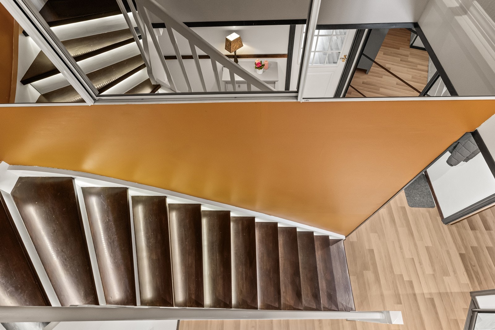 Den lukkede tretrappen er fra byggeåret og binder etasjene godt sammen. Galleribilde