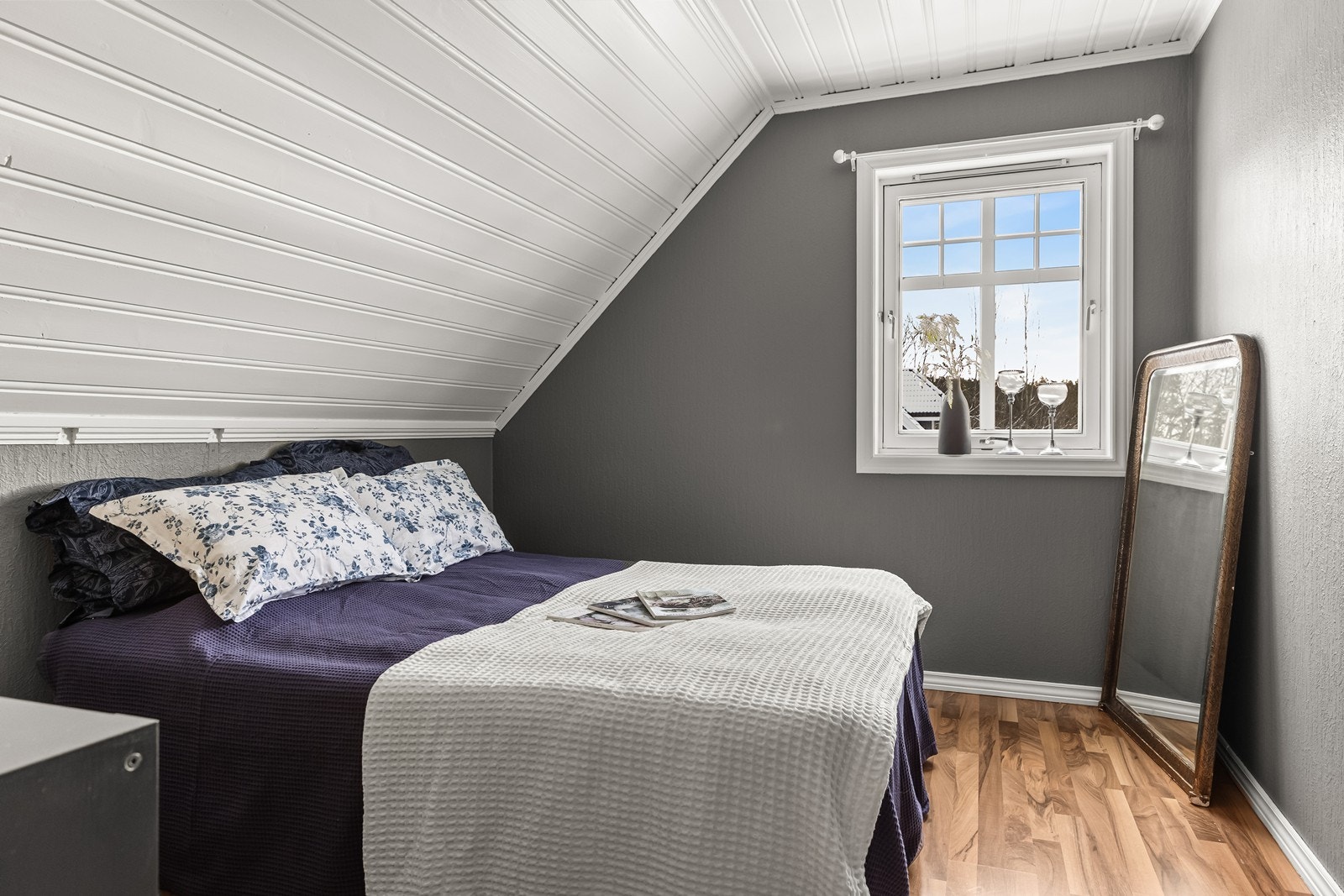 Soverommene har varierte overflater med malte vegger og trepanel i himling. Galleribilde