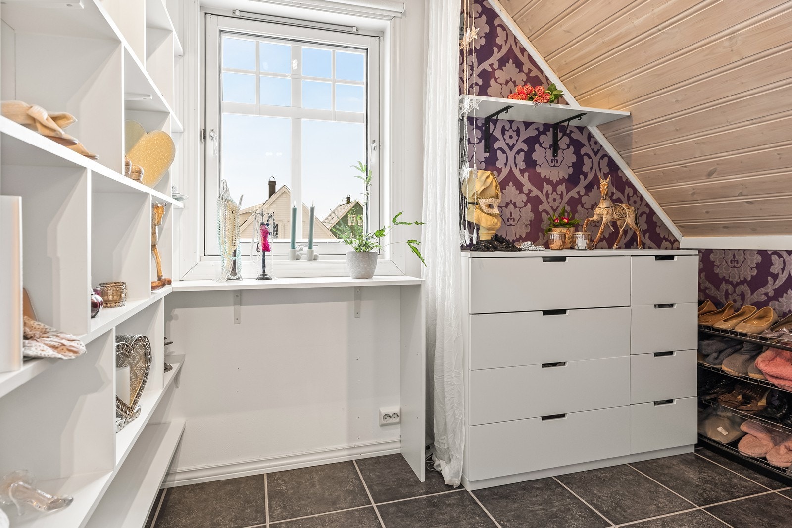 Praktisk omkledningsrom med god plass til oppbevaring av klær og sko. Galleribilde