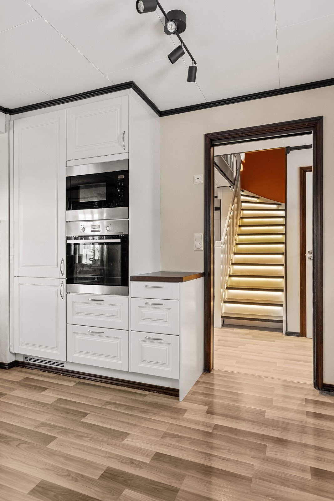 Hvitevarene er integrerte, inkludert komfyr, mikro, platetopp og kjøleskap. Galleribilde